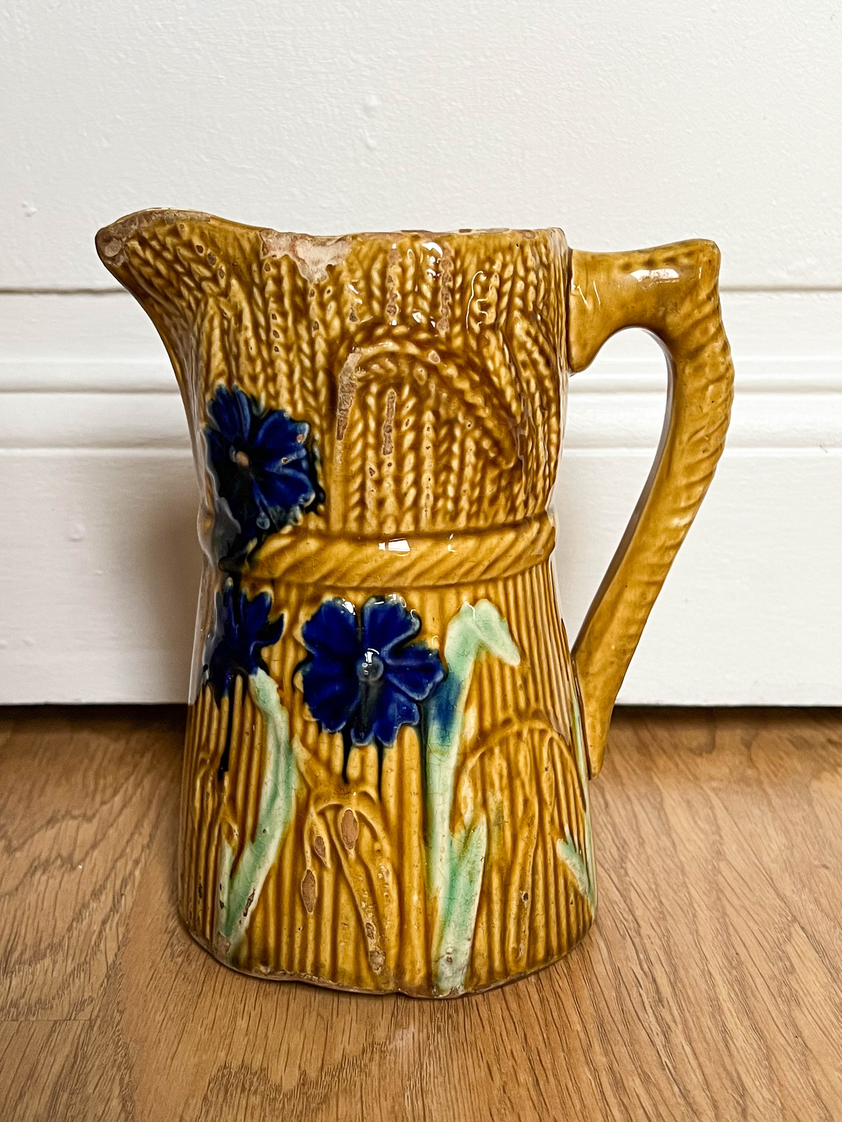 Decorative water decanter in painted ceramic