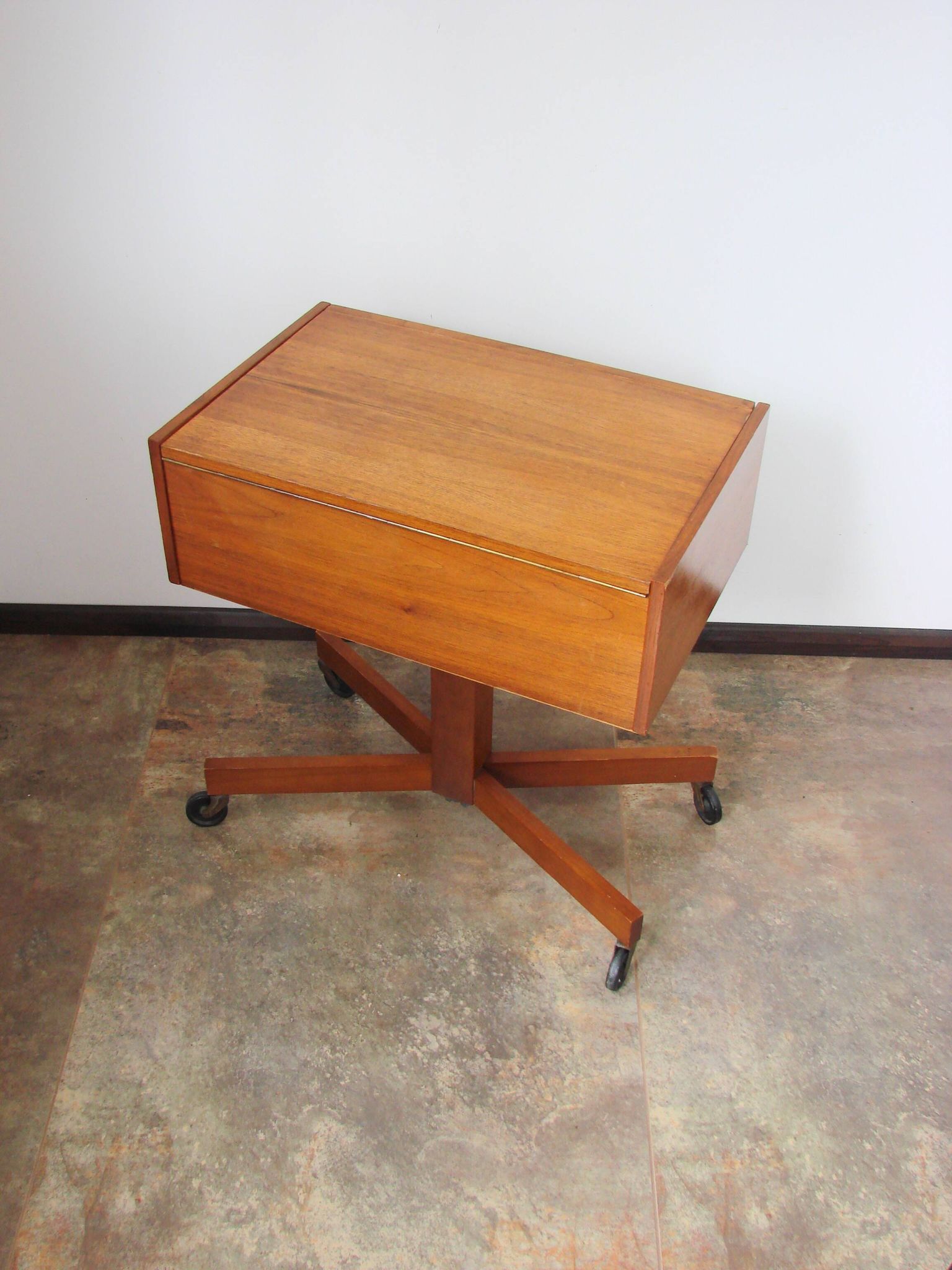 Un petit cabinet sur roulettes, des années 1960.