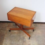 Un petit cabinet sur roulettes, des années 1960.