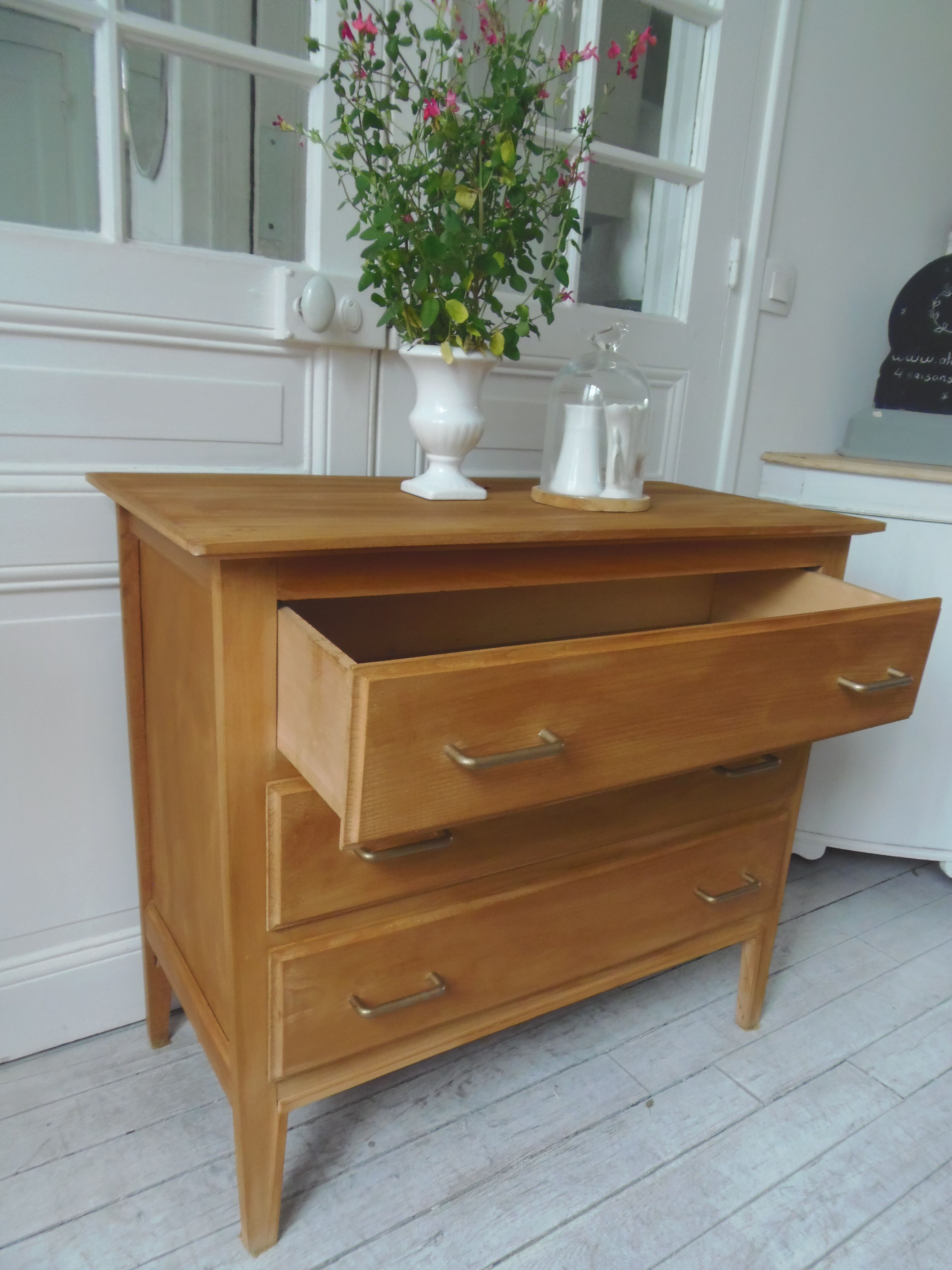 Commode vintage des années 60 à 3 tiroirs avec pieds compas.