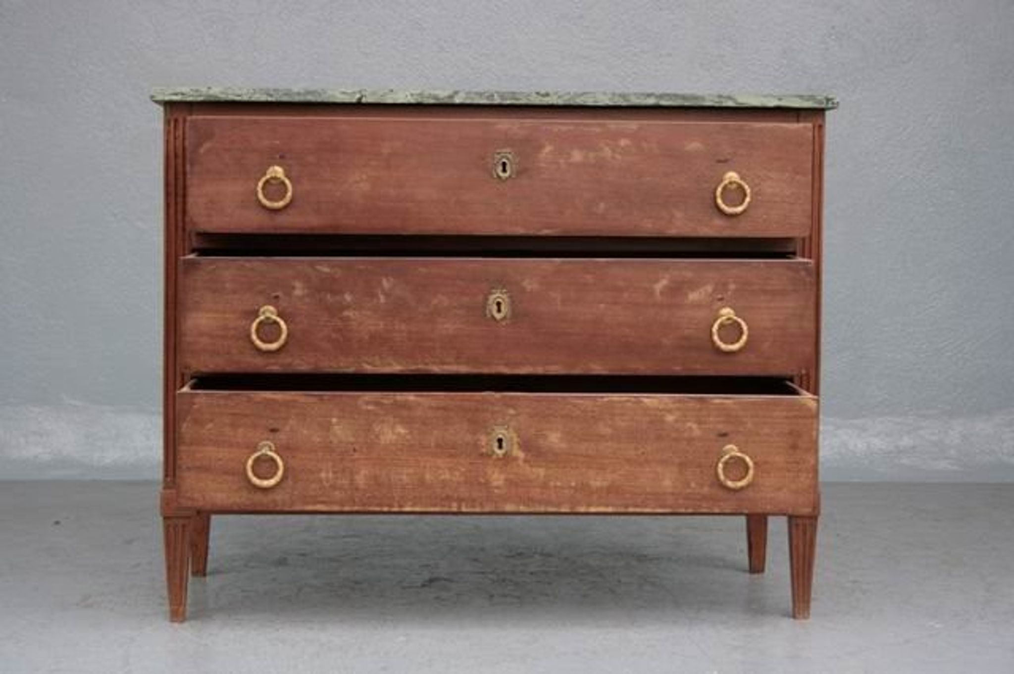 Commode de style Louis XVI en acajou