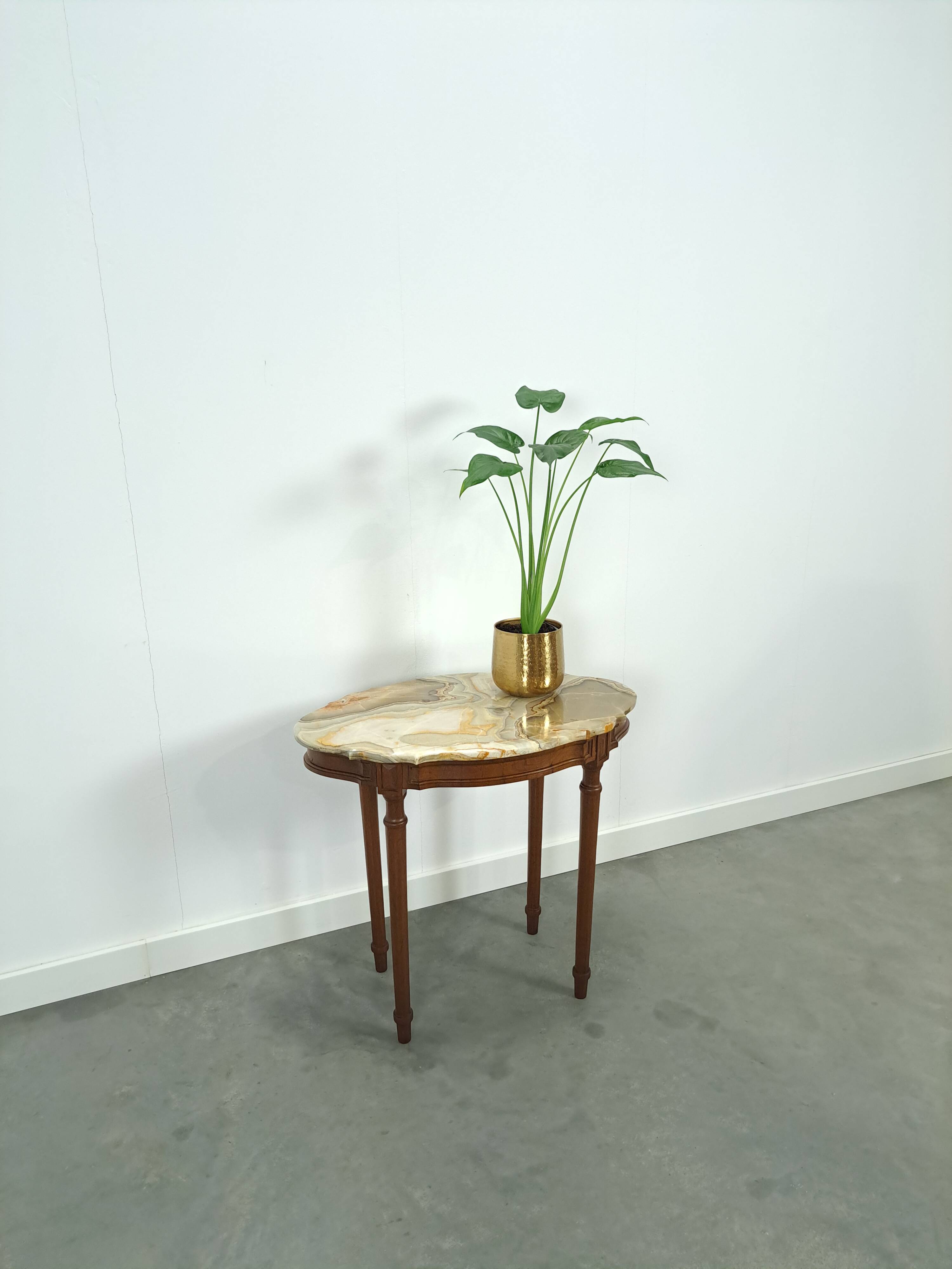 Oude houten tafel met marmeren blad