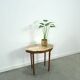 Oude houten tafel met marmeren blad