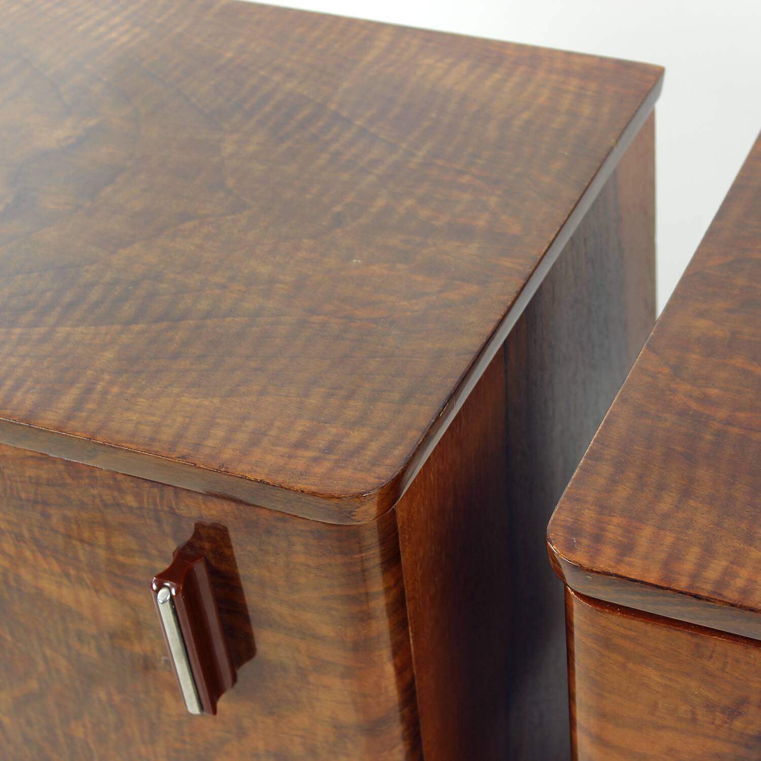 Tables de chevet cubiques du milieu du siècle en noyer, Tchécoslovaquie, années 1960, lot de 2