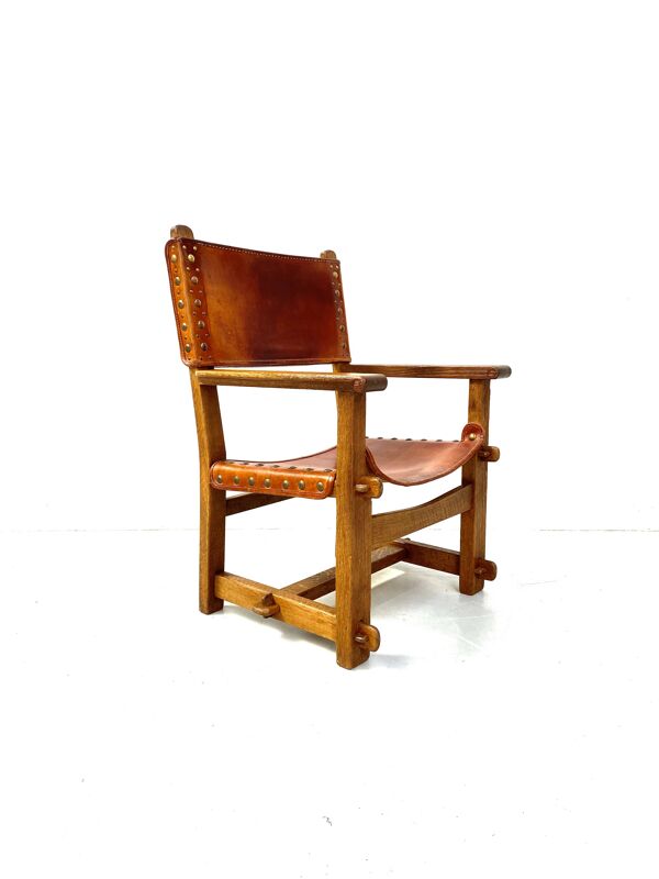 Chaise de château brutaliste ancienne faite à la main en chêne et cuir cognac, années 1920.