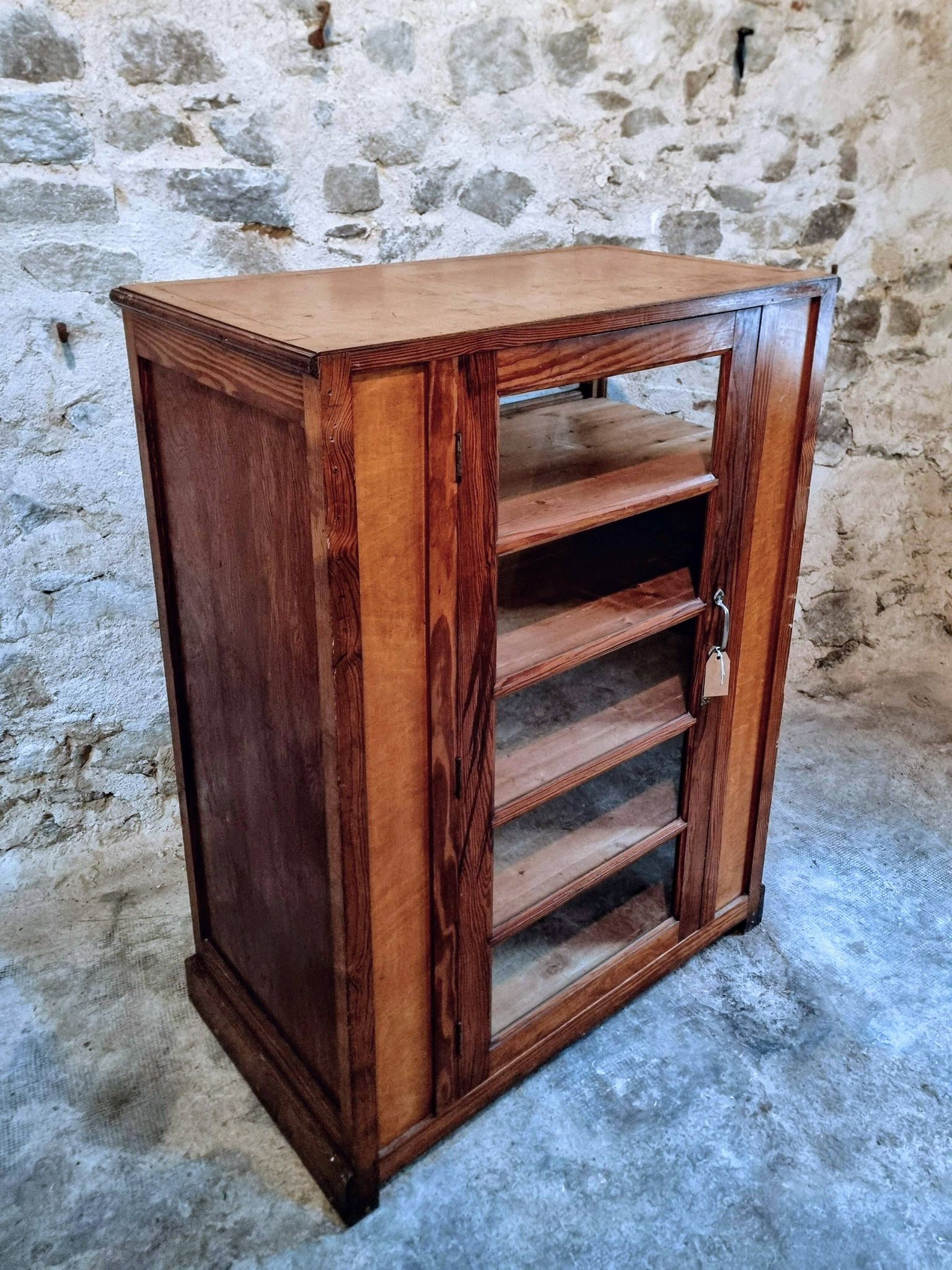 Antique shop display cabinet – Pine wood – 1920s/30s – On wheels