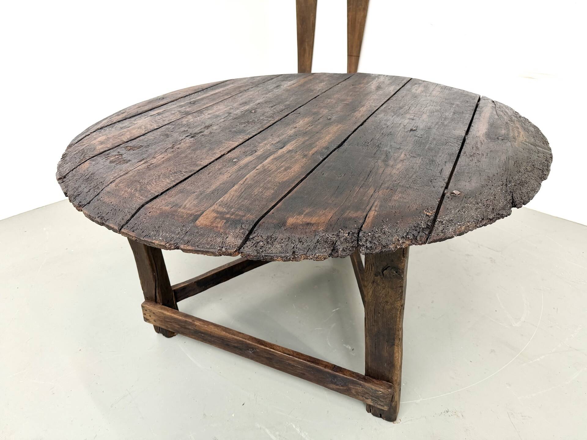 Round table in popular oak, circa 1880.