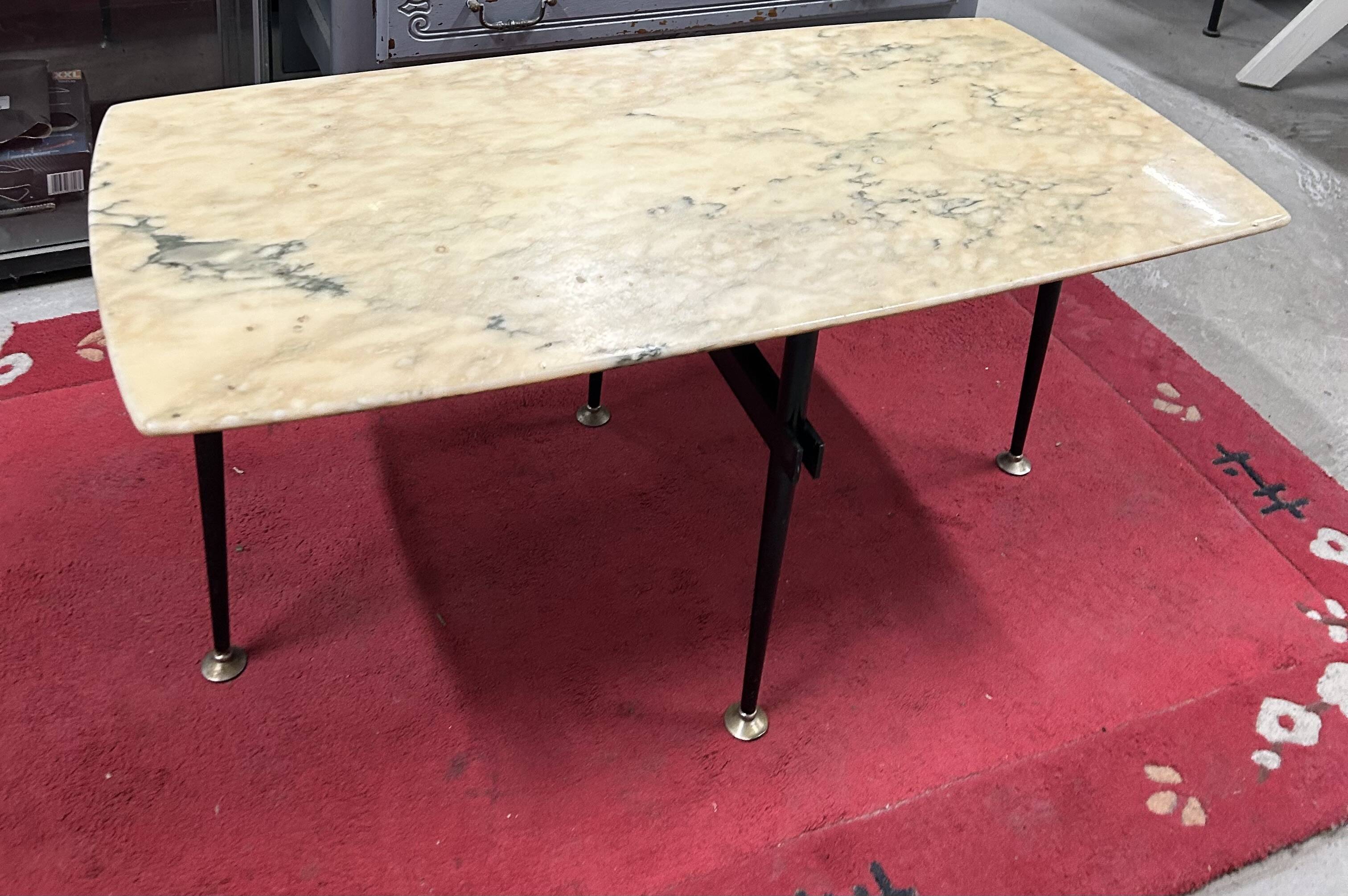 Table avec plateau en marbre