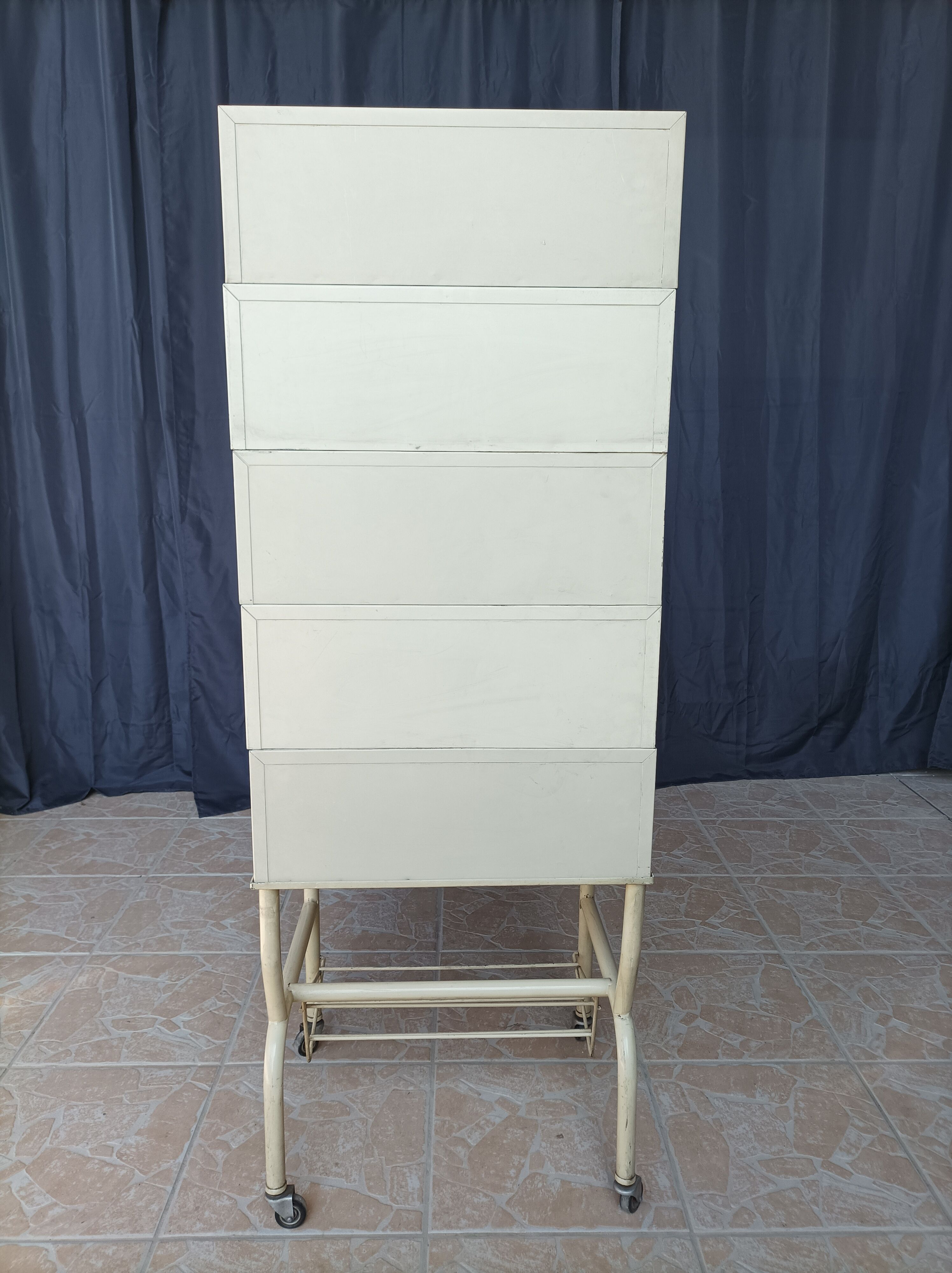 Cerem industrial locker service unit