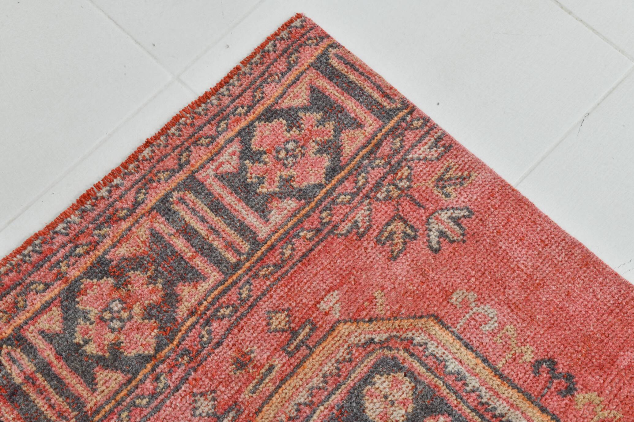 Tapis couloir vintage corail et beige aux motifs orientaux adoucis