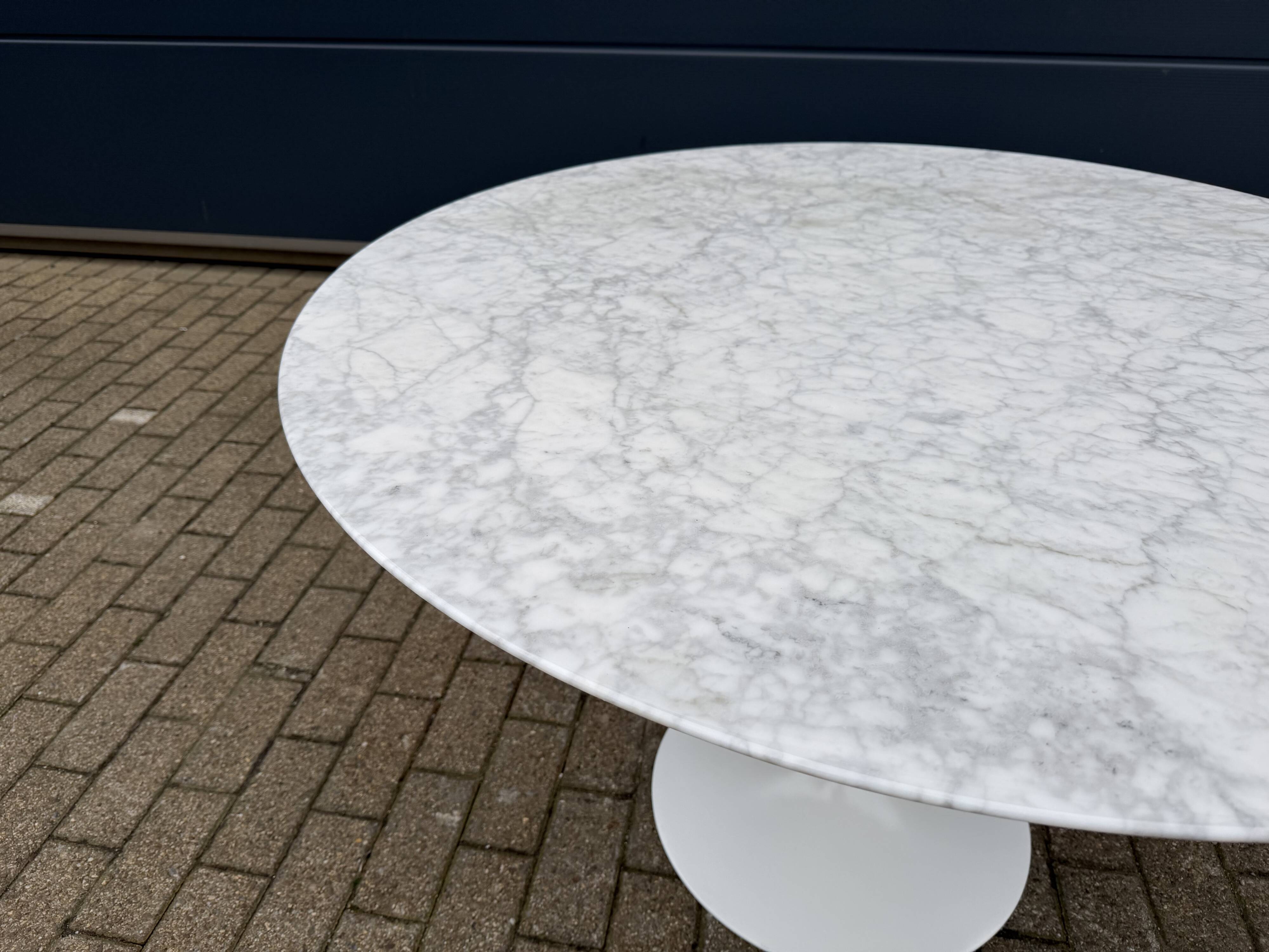 Original Knoll Tulip dining table in Carrara marble (120cm)