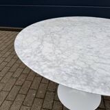 Original Knoll Tulip dining table in Carrara marble (120cm)