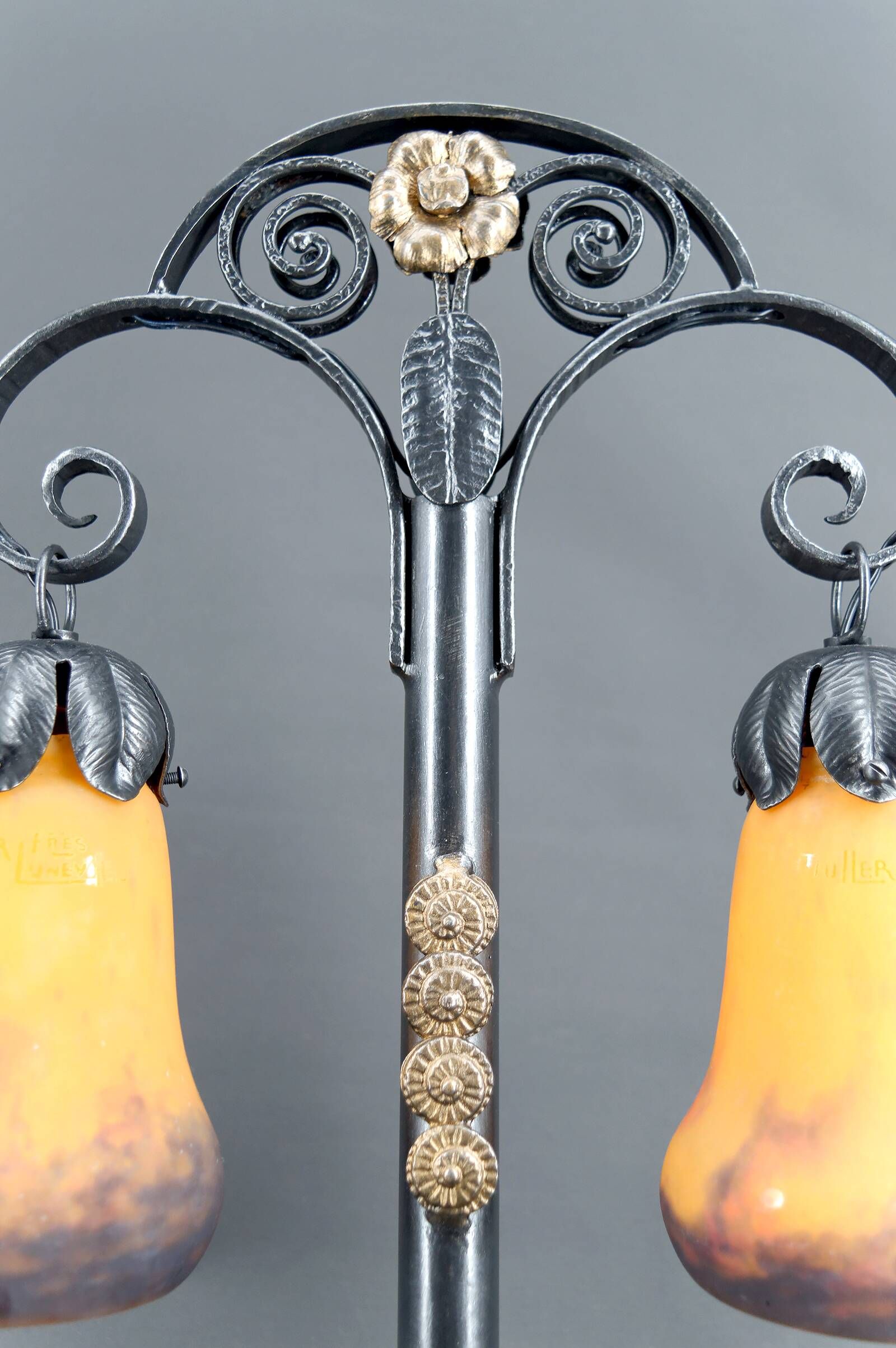 Lampe bicéphale Art Déco, fer forgé à double patine– Muller Frères, c. 1920