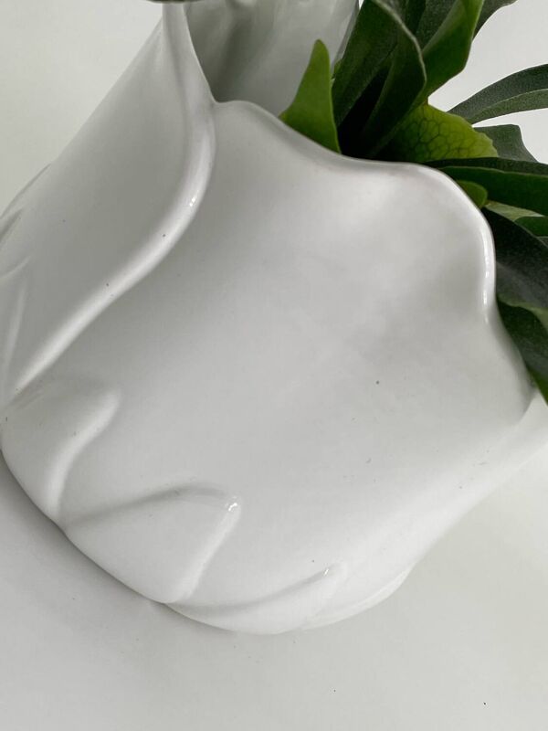 Cache pot en forme de tulipe porcelaine blanc vintage