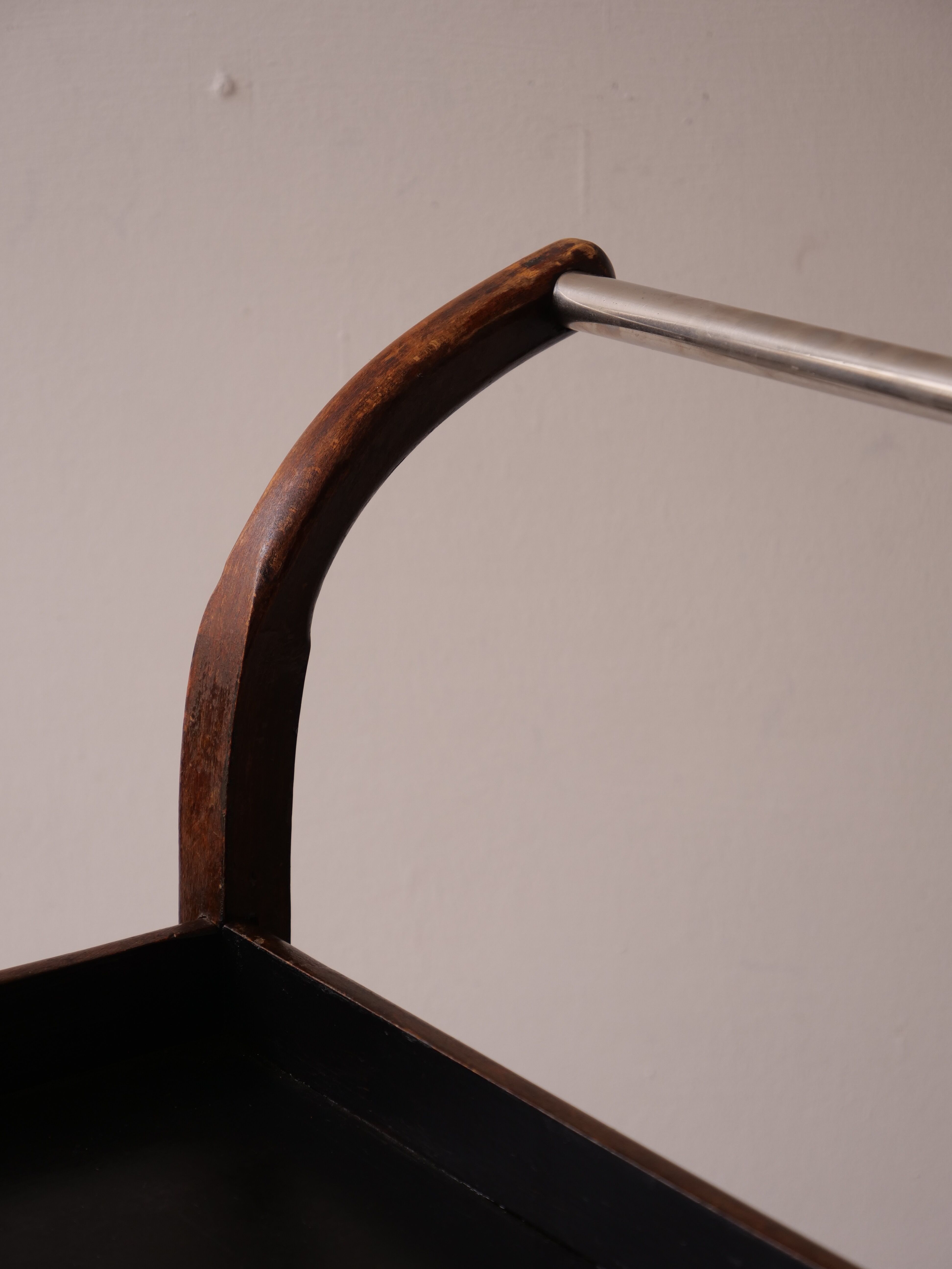 Serving art deco tork