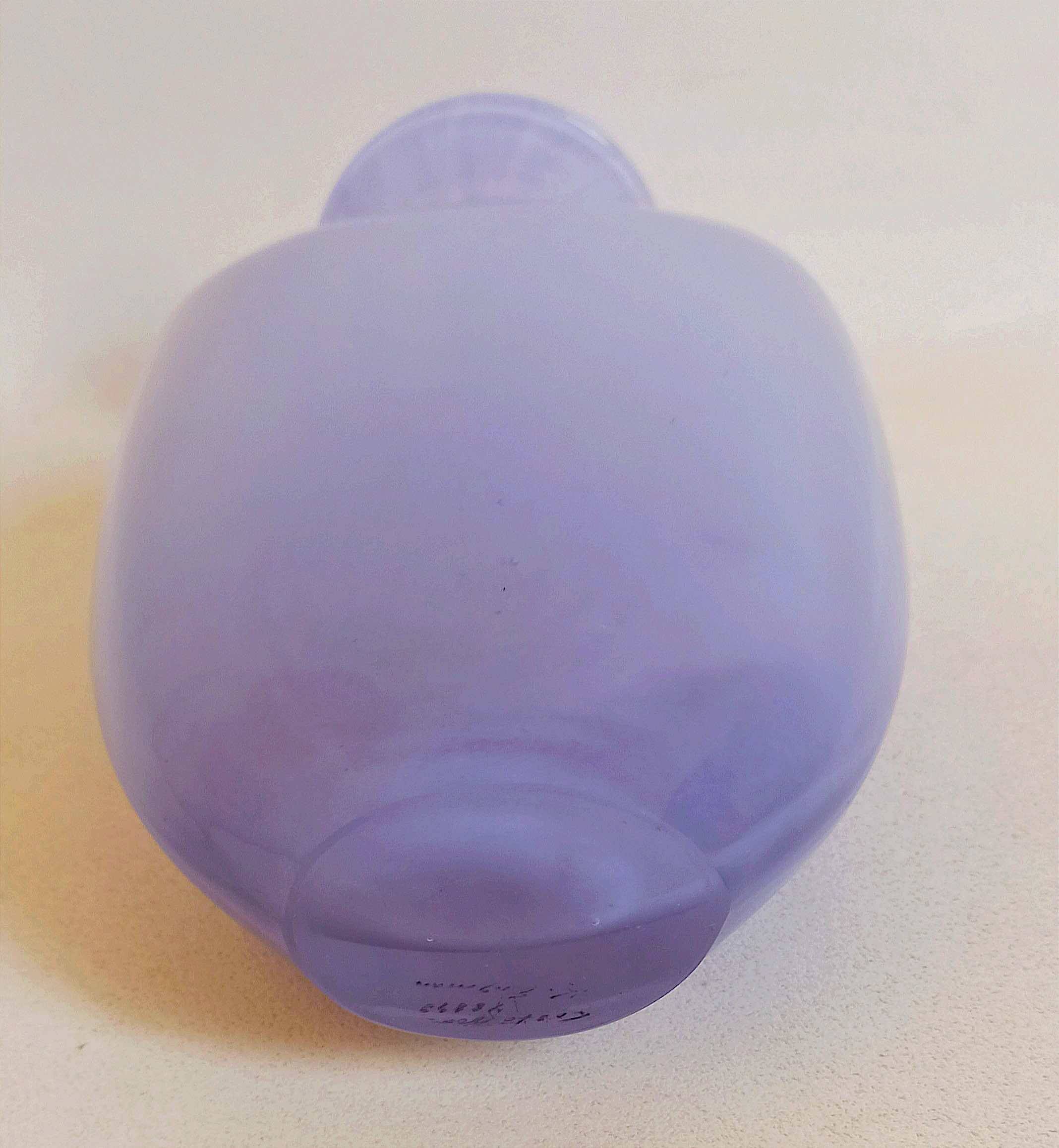 Vase Bleu lavande signé Kjell Engman Années 80 Hauteur 24,5 cm