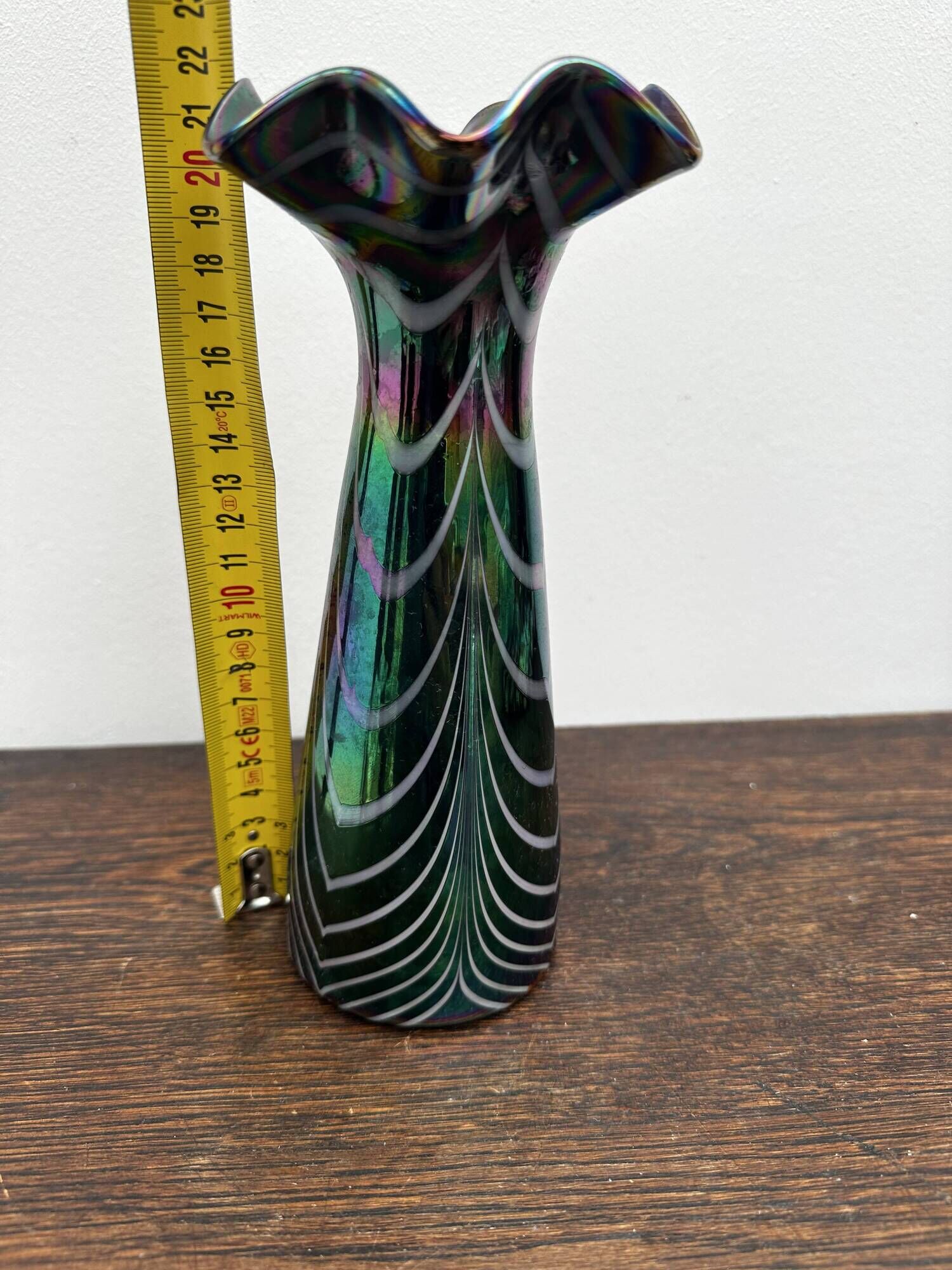 Vintage iridescent glass vase with ribbed design and ruffled neck, H 21 cm.