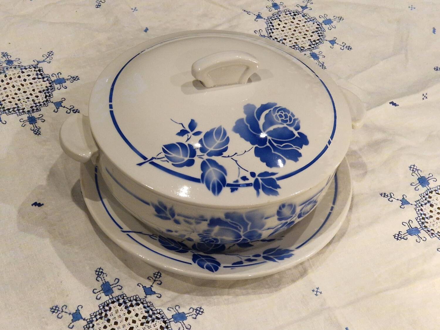 Soup tureen and dish set