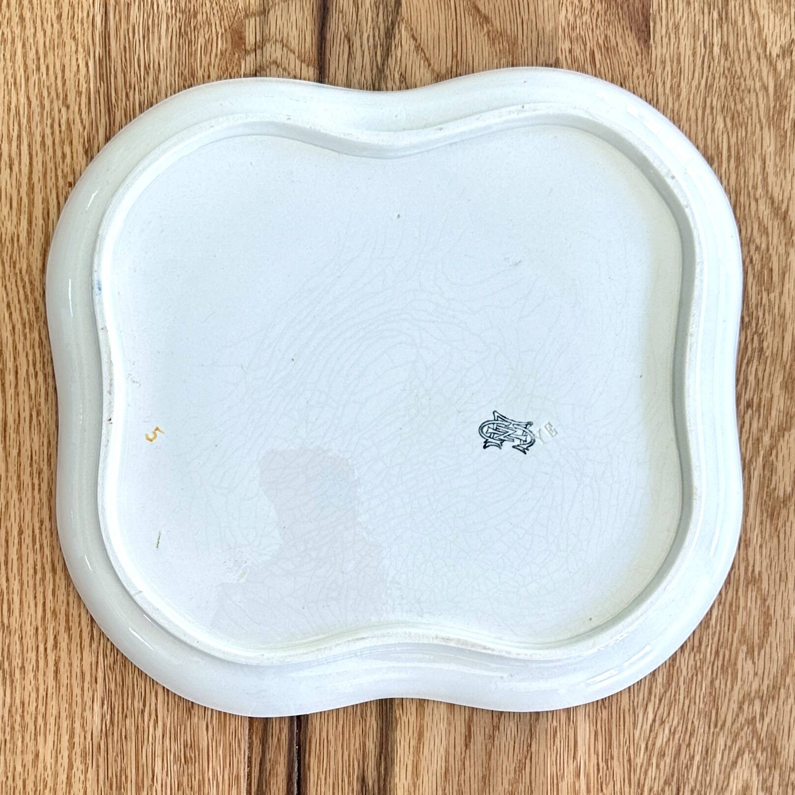 Antique Gien dish - 19th century - Italian Renaissance earthenware - Grotesque and allegorical decoration, 26.5 cm