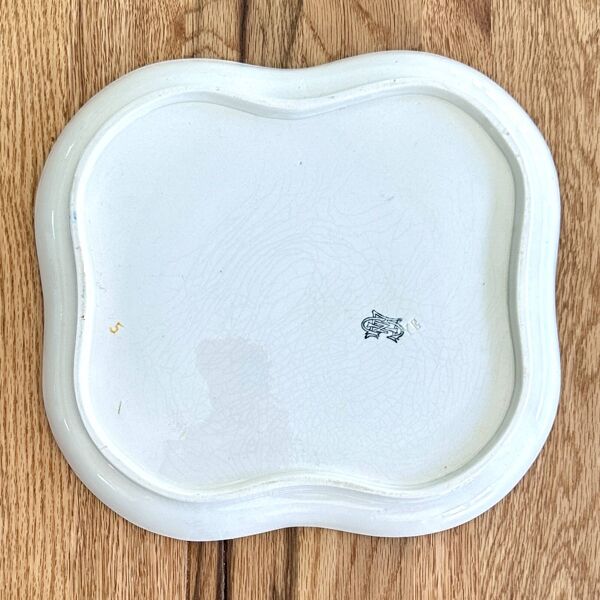 Plat ancien Gien - XIXe – Faïence Renaissance italienne – Décor grotesque et allégorique, 26,5 cm