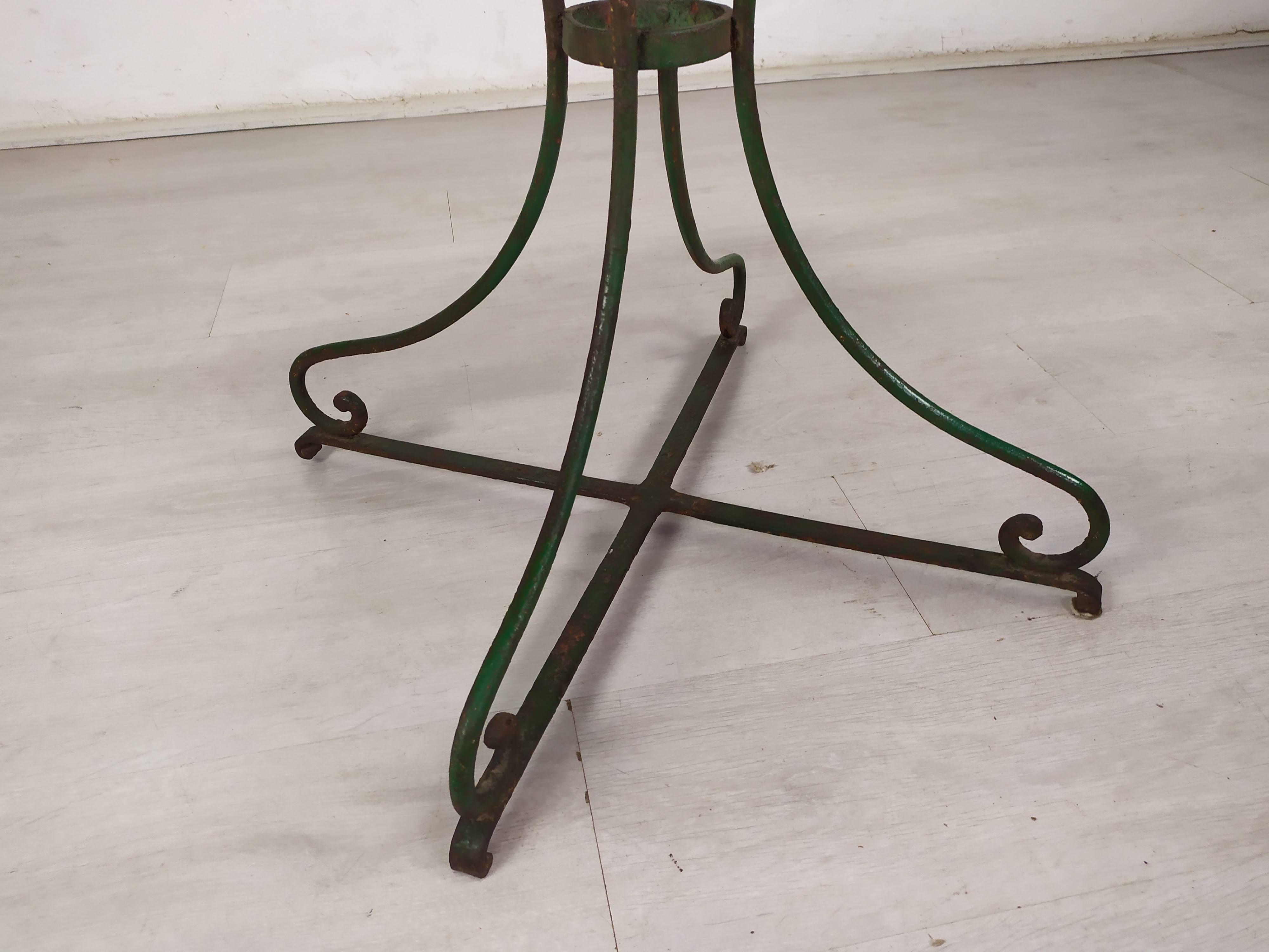 Garden pedestal table metal wood