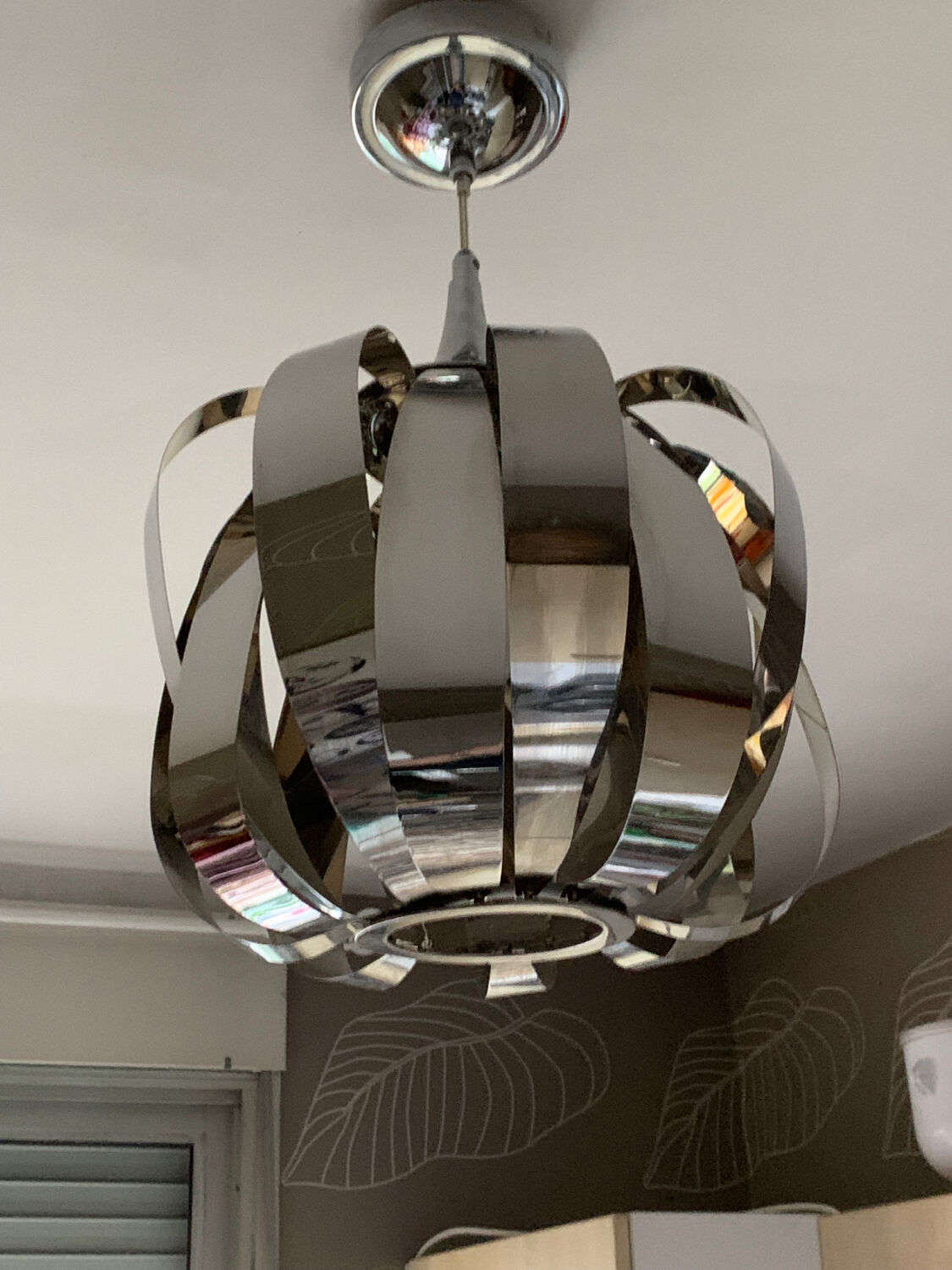 Suspension chrome metal flower