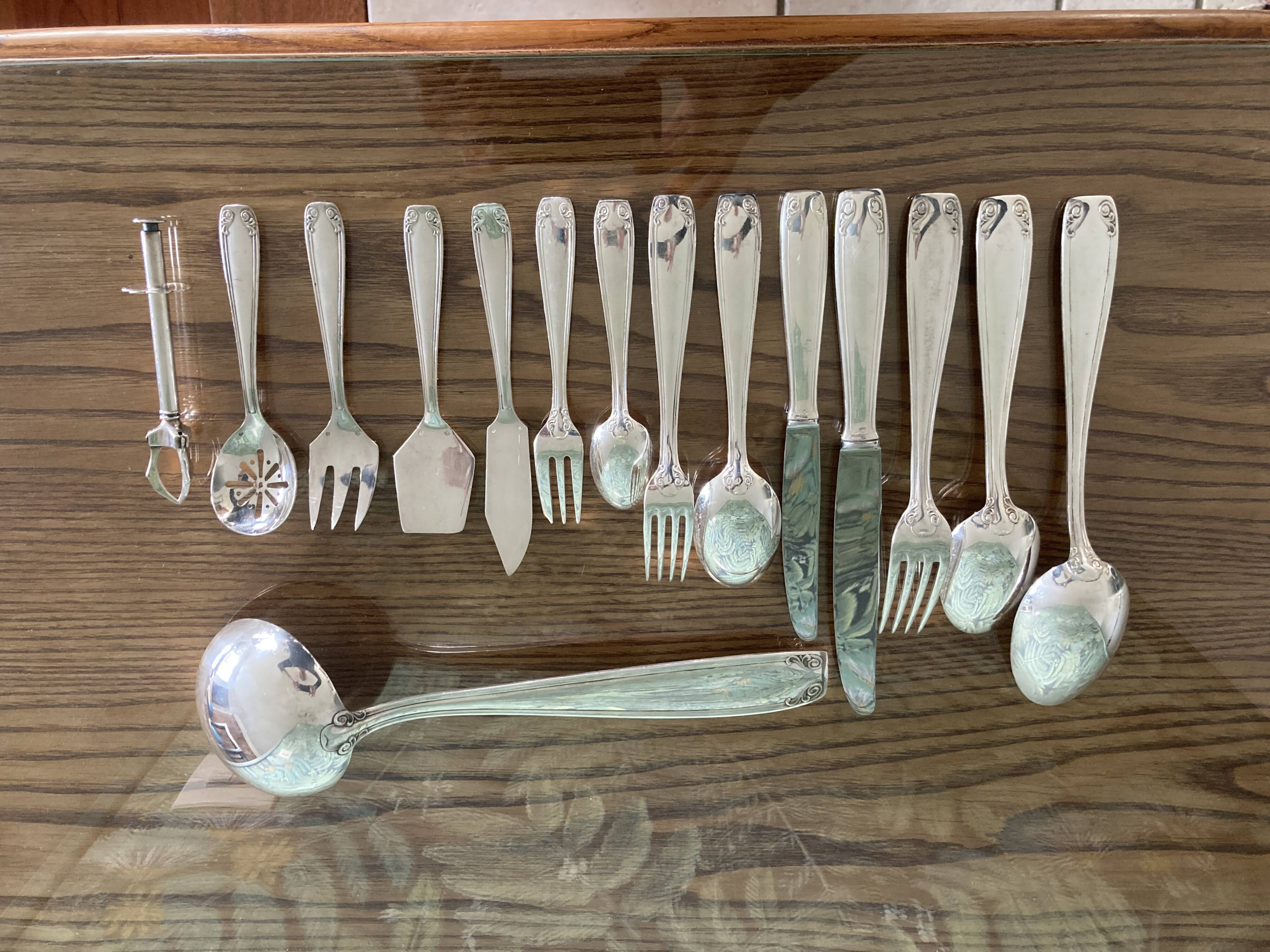 Housewife of 105 pieces in silver metal