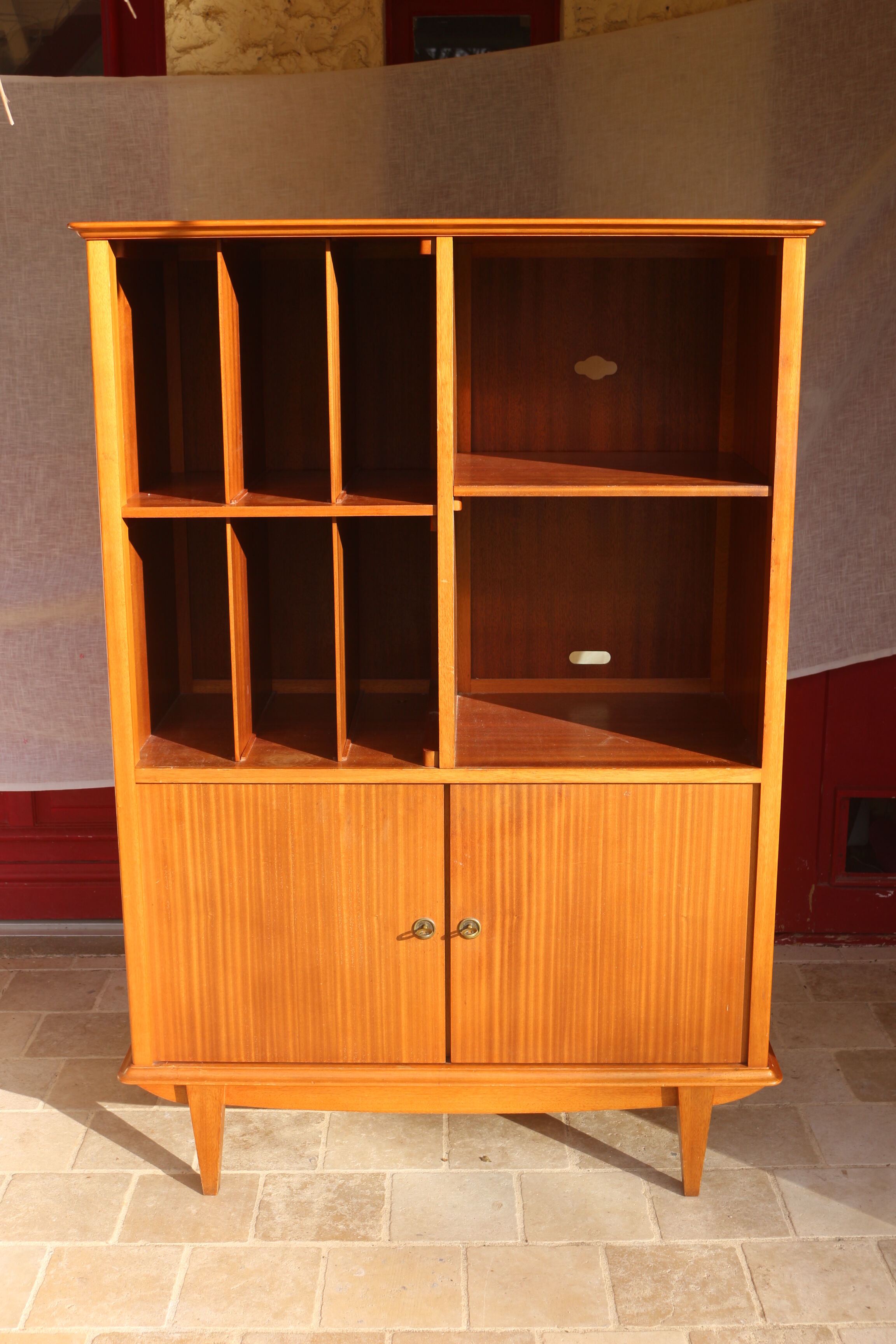 Vintage oak chest of drawers with vinyl storage, Year 1960. Ref Willy