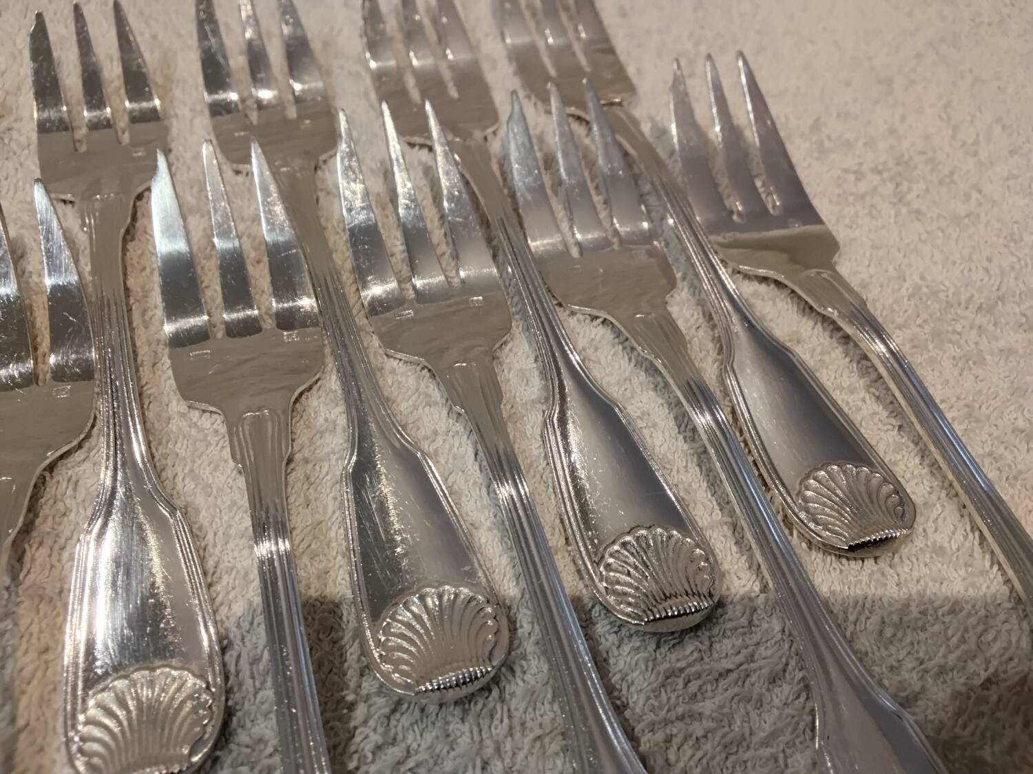 12 fourchettes à gateaux métal argenté orfèvre Cailar Bayard coquille