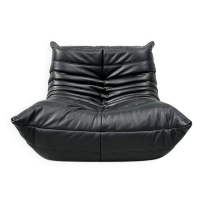 Fauteuil lounge français Togo en cuir noir par Michel Ducaroy pour Ligne Roset, années 1970.