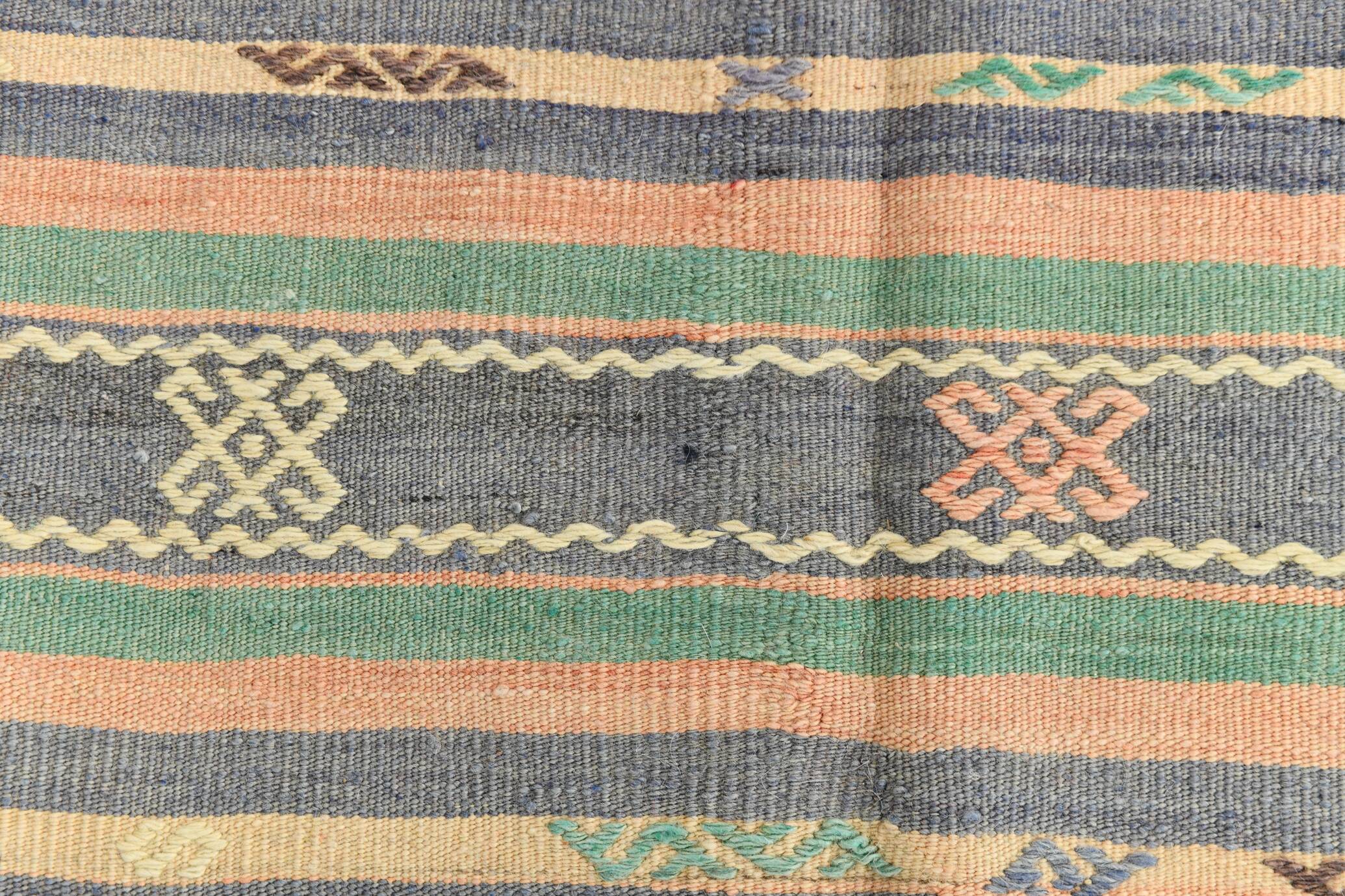 Kilim Vintage Anatolien, Rayures Tribales et Motifs Géométriques Pastel