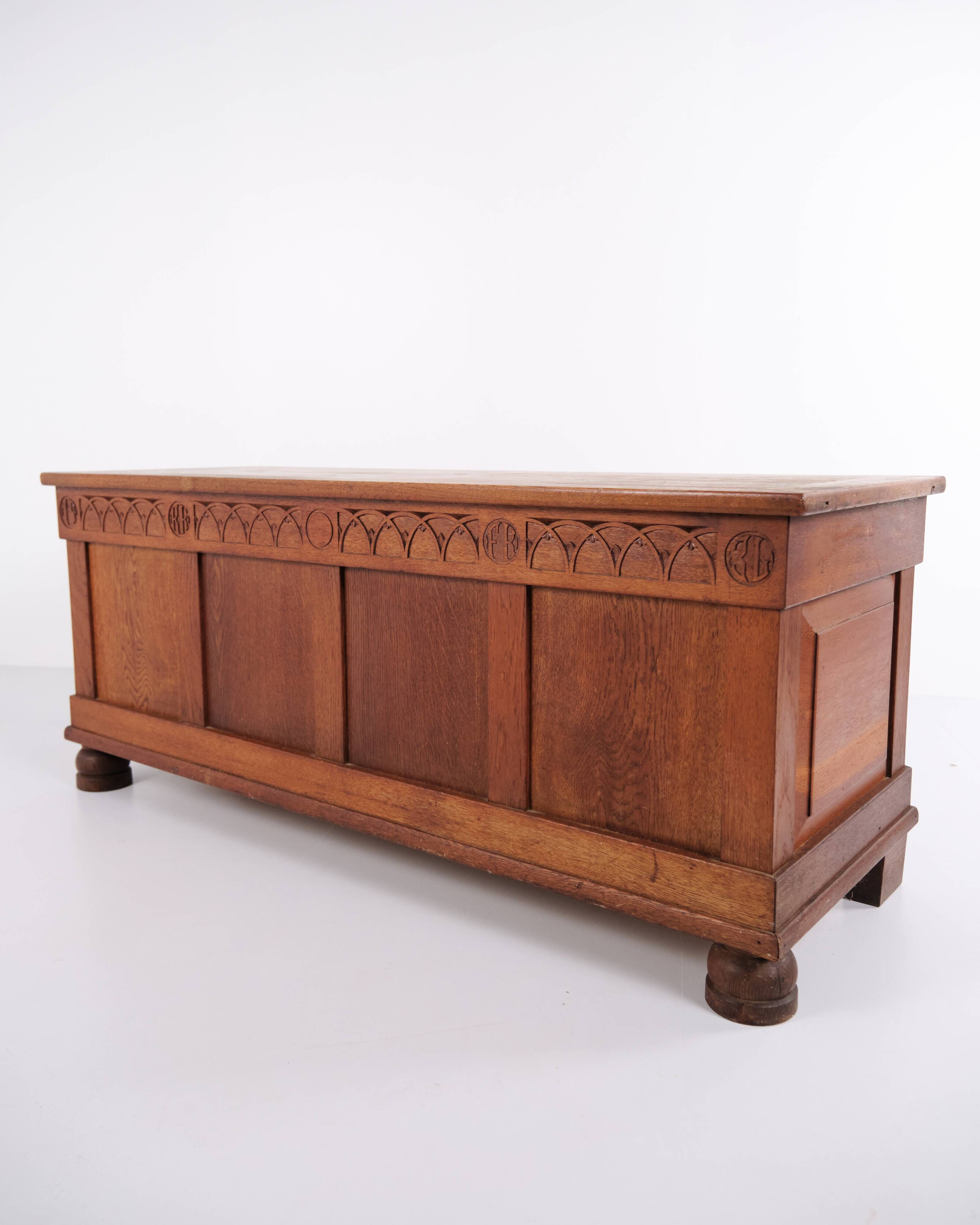 Chest – Oak – Carved details – Round legs – c. 1920s