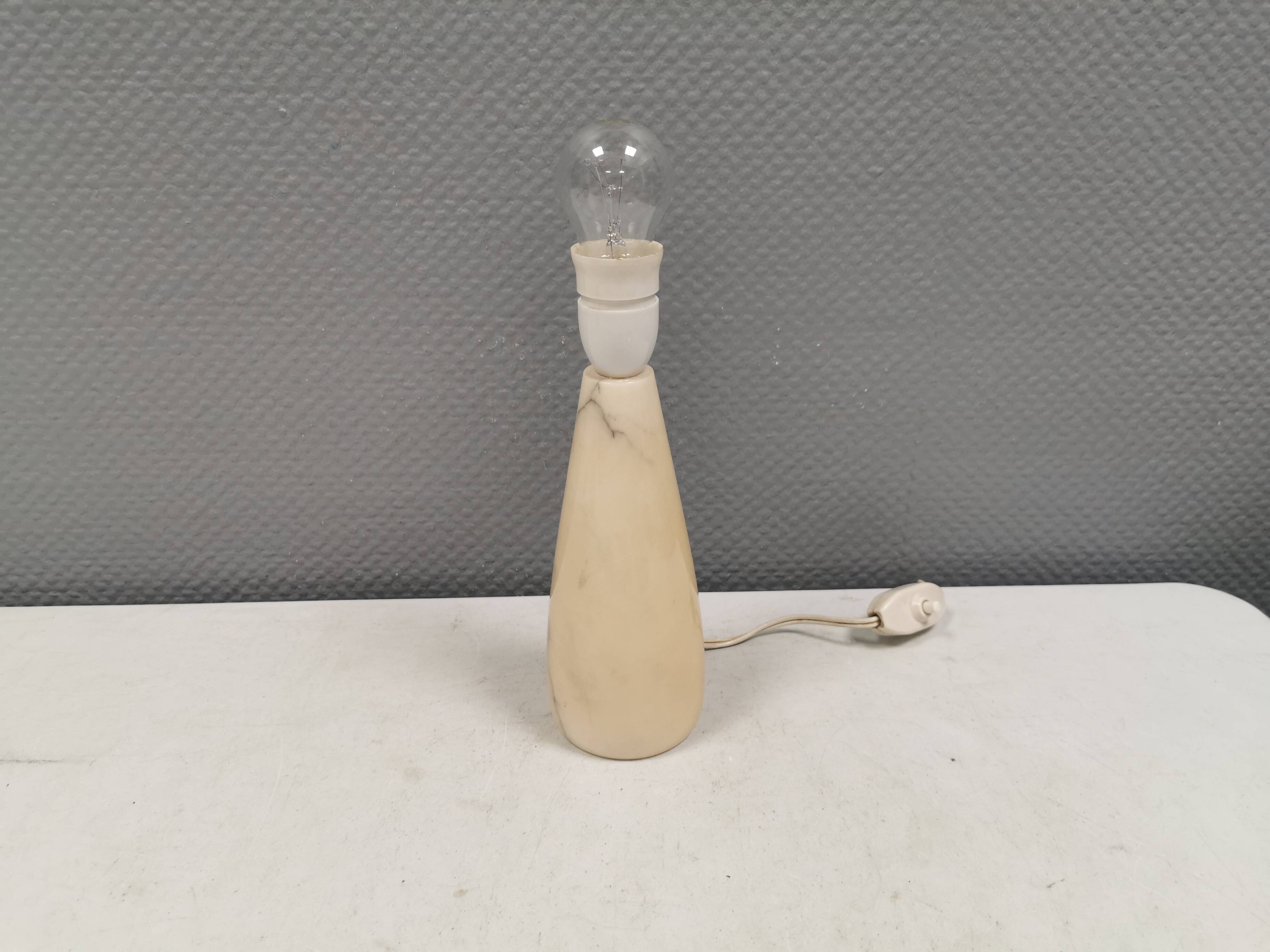 Table lamp in solid marble. Danish from the 80s.