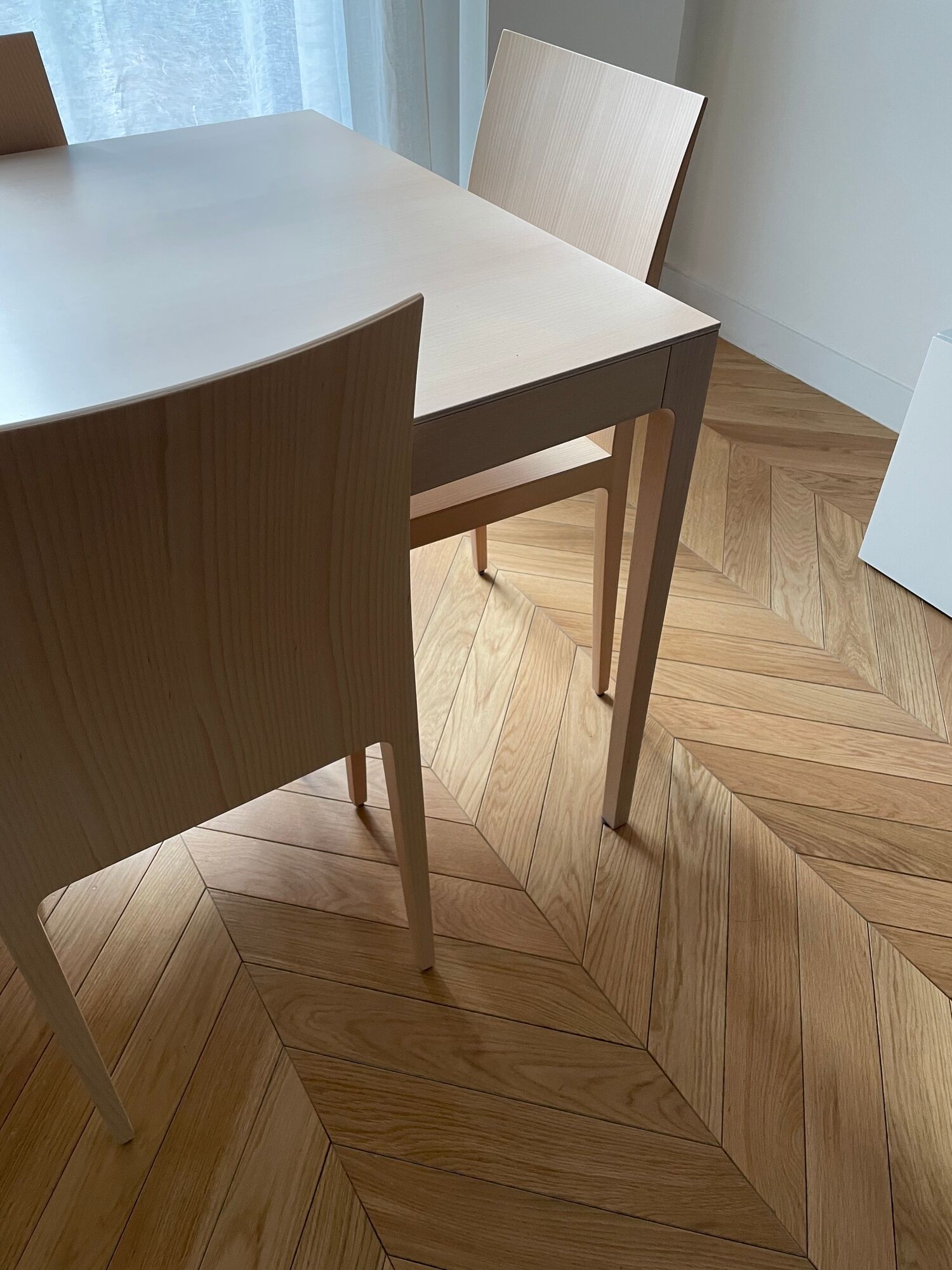 Set table and chairs