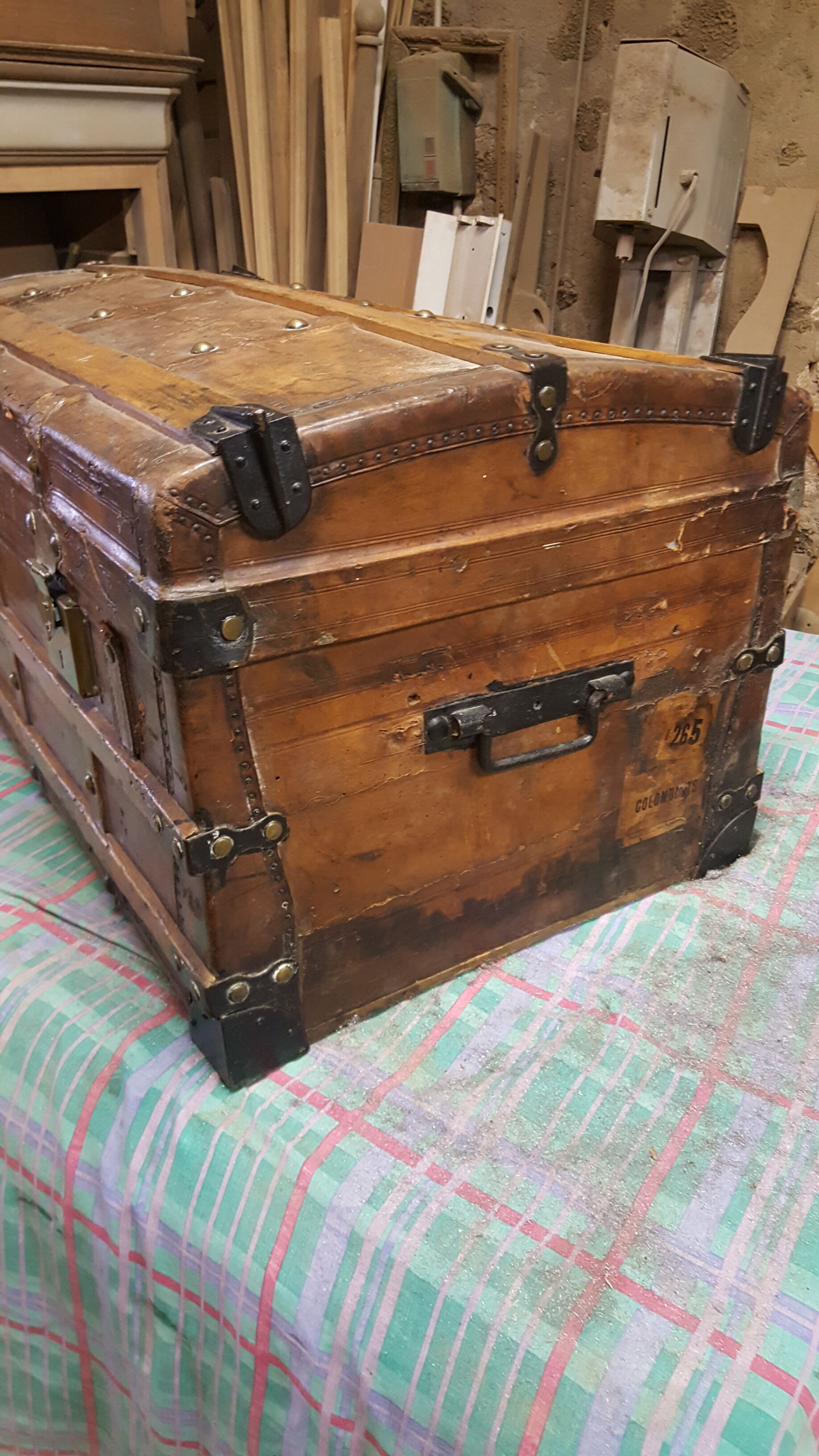 Superb trunk leather trunk dating from the end of the XIX century in its juice