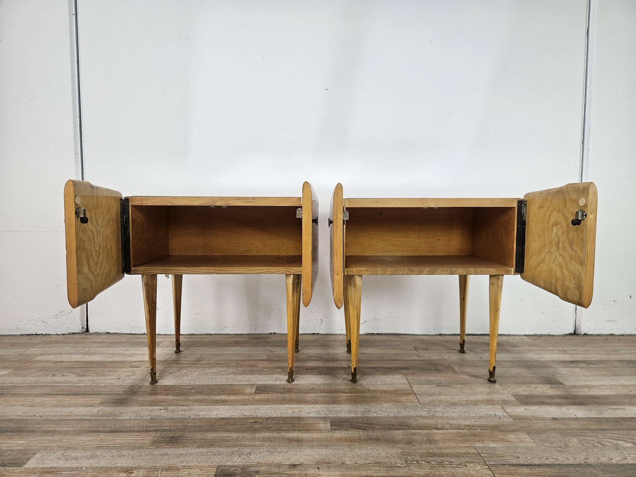 Pair of maple bedside tables from the 1950s with mirrored tops.