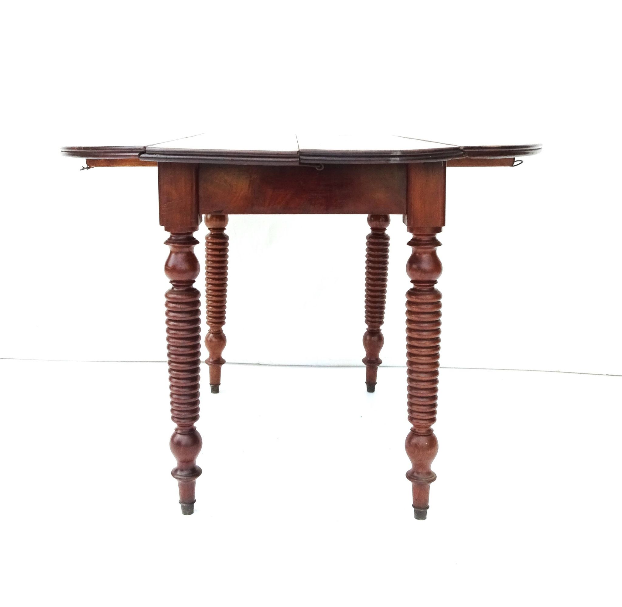 Round flap table