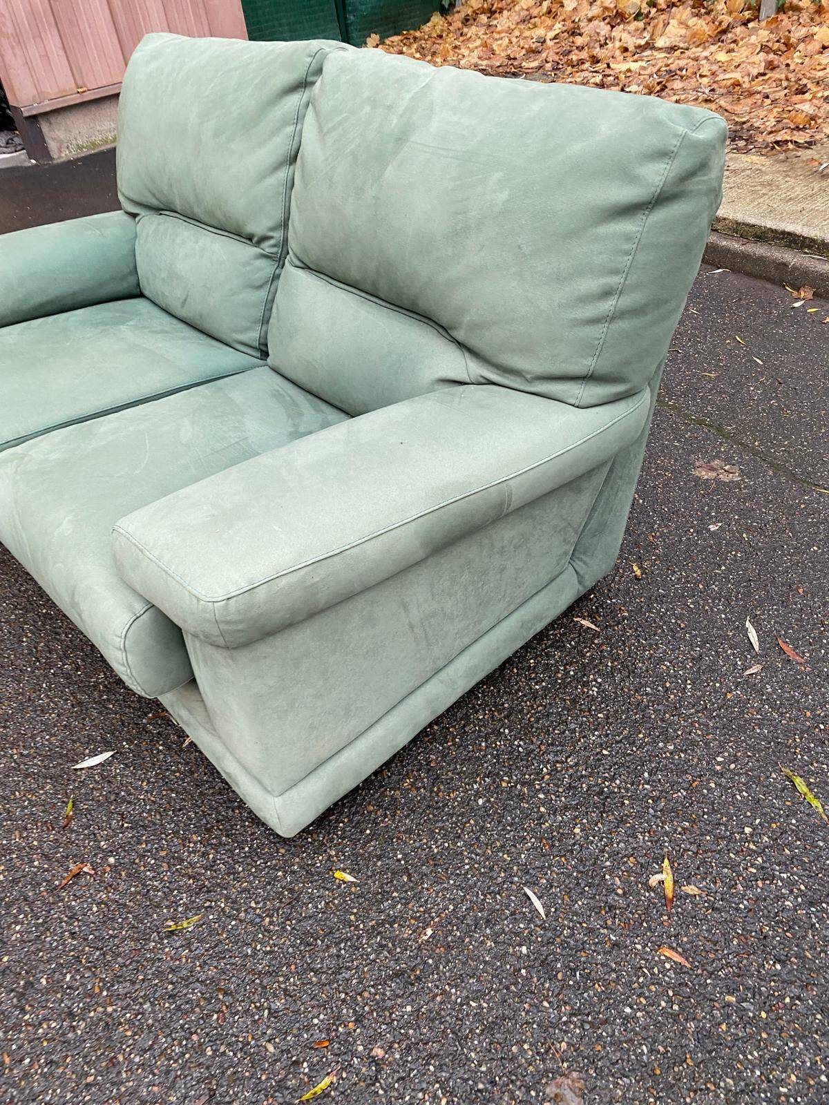 Canapé 2 places Château d'Ax en tissu daim vert 1970