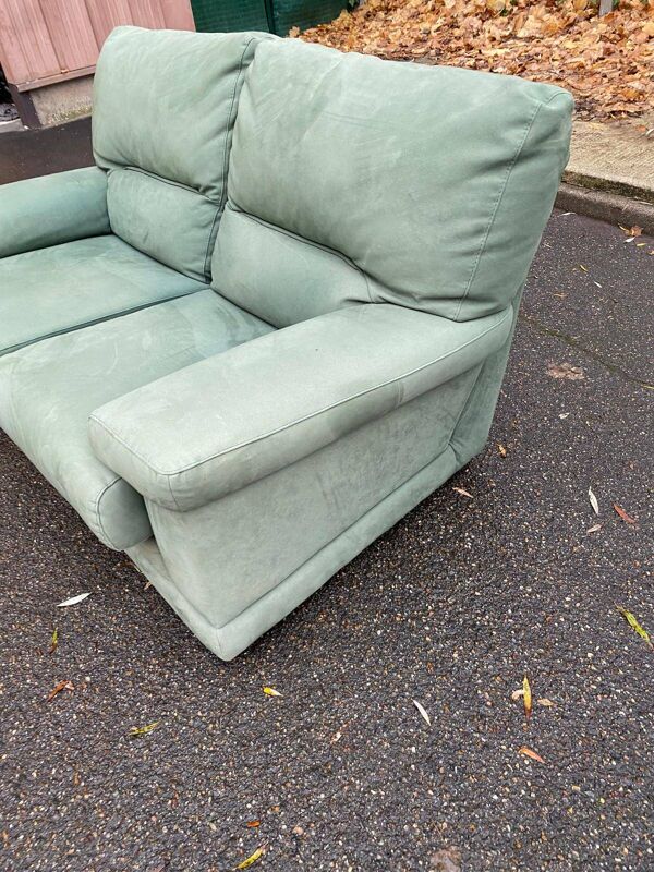 Canapé 2 places Château d'Ax en tissu daim vert 1970