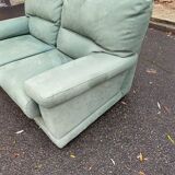 Canapé 2 places Château d'Ax en tissu daim vert 1970