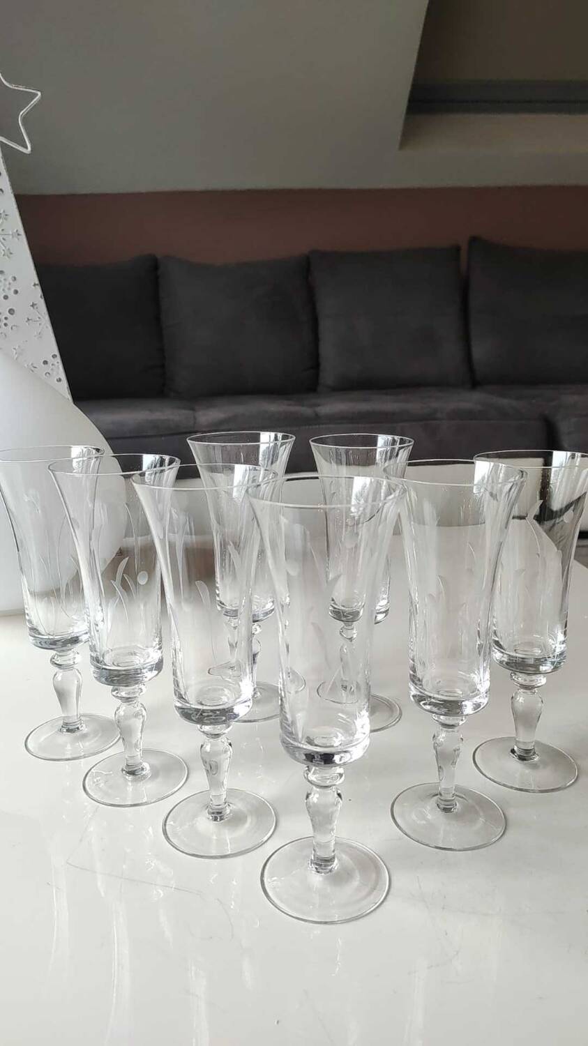 Set of 8 champagne flutes, flared neck. In crystal. Frosted plant motifs.