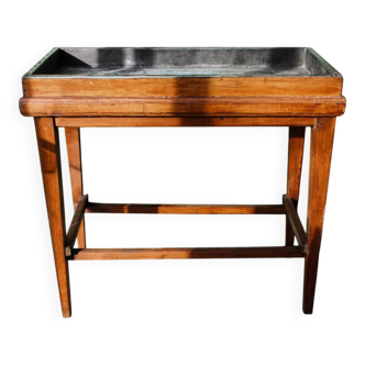 Work table, early 20th century, made of wood and riveted zinc.