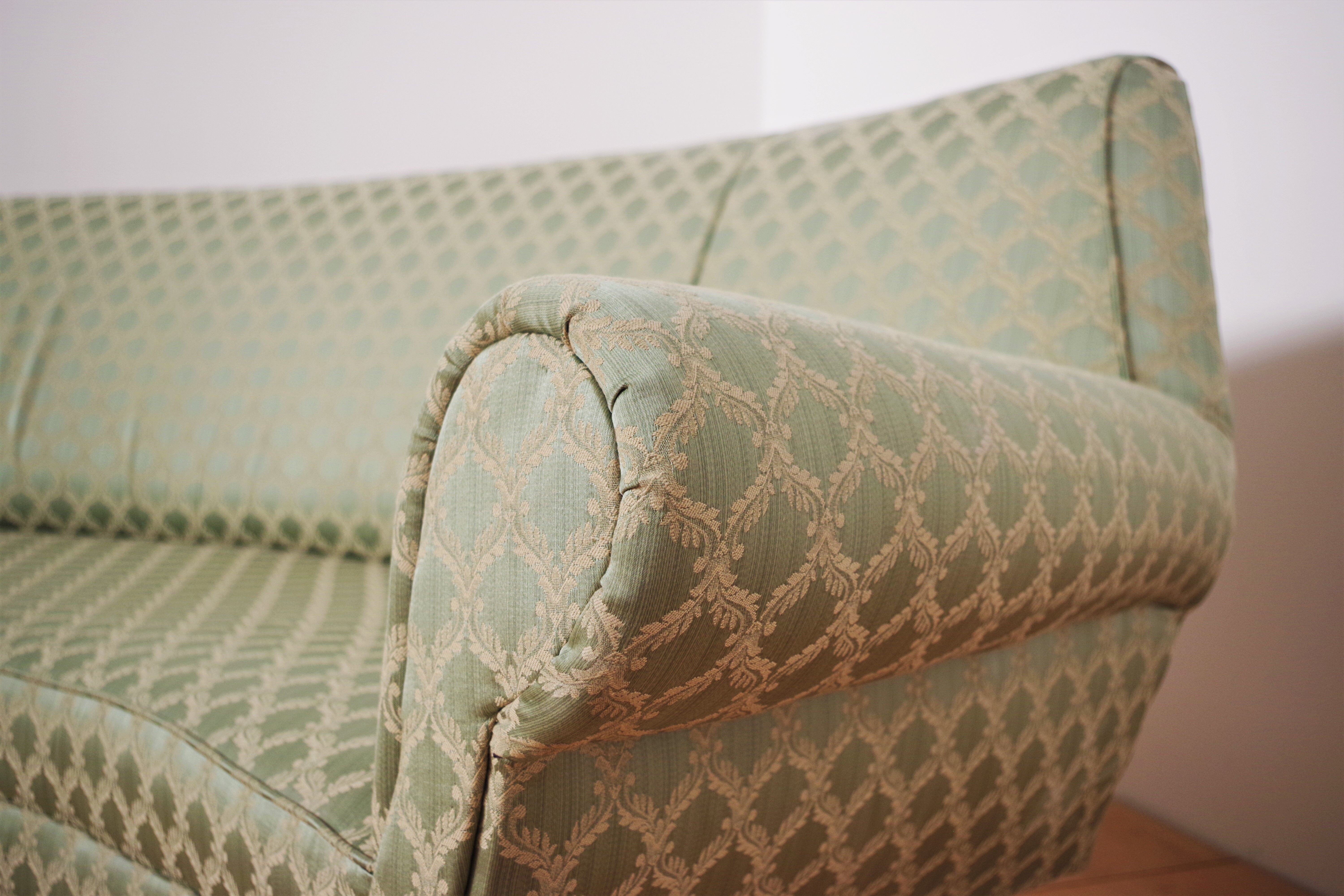 Curved silk sofa by Gigi Radice, 1950