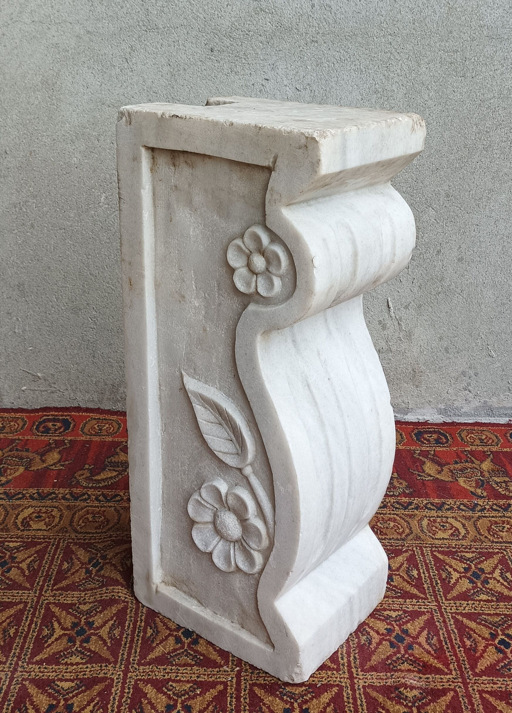 Sculpted Carrara marble stool column
