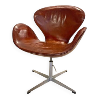 Fauteuil Swan d'Arne Jacobsen en cuir patiné, années 1950