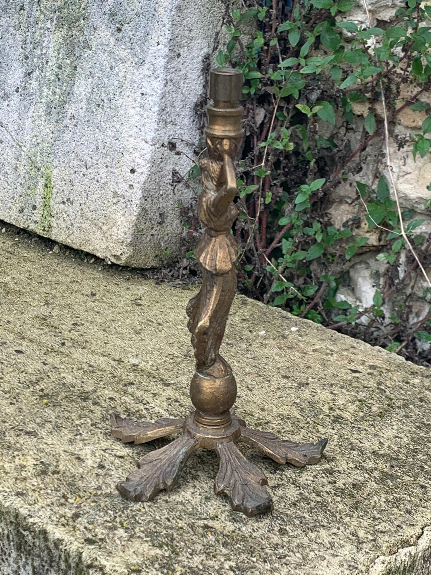 Foot of lamp statuette woman in regulates art deco