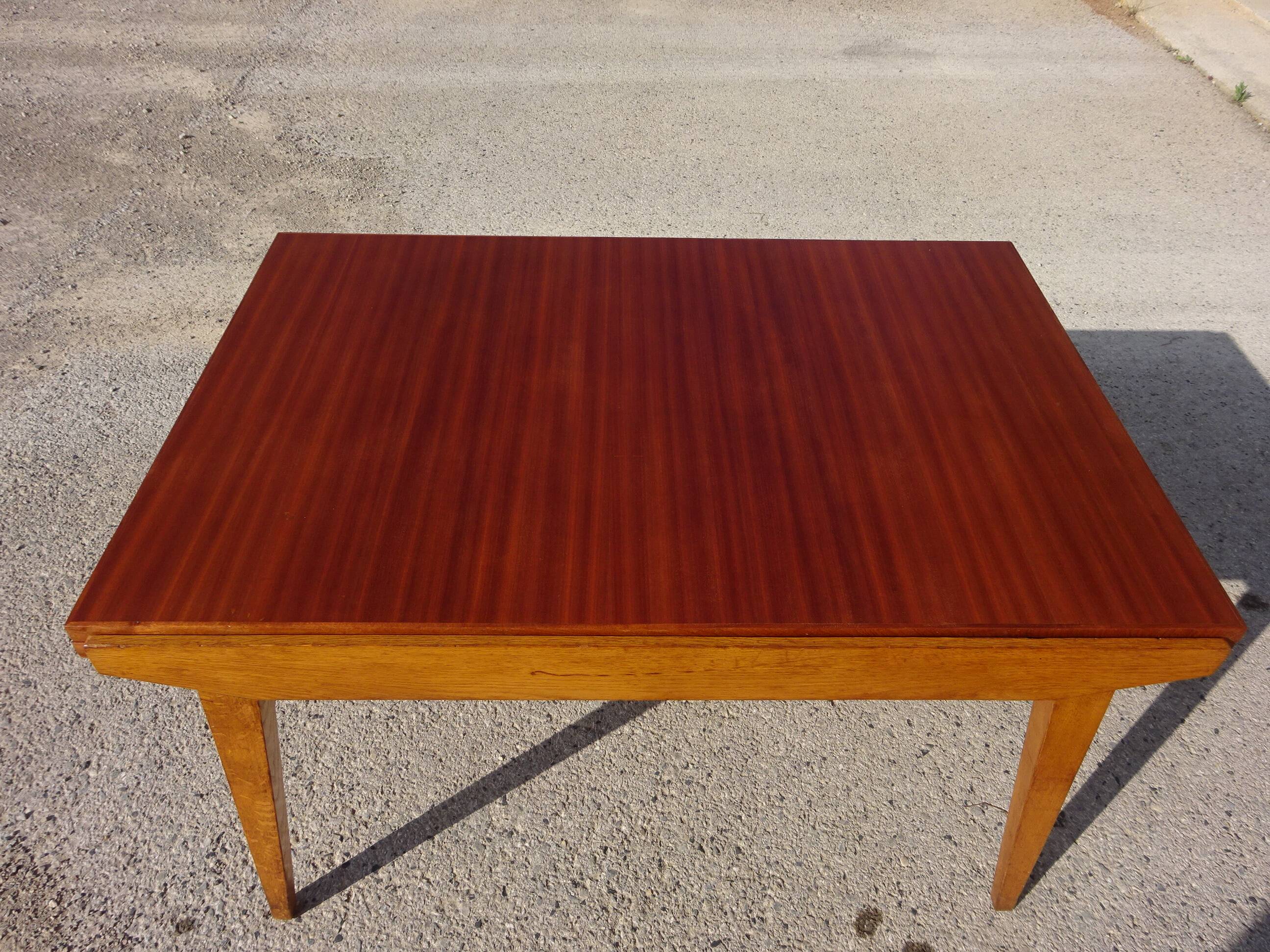 Extendable table, compass legs