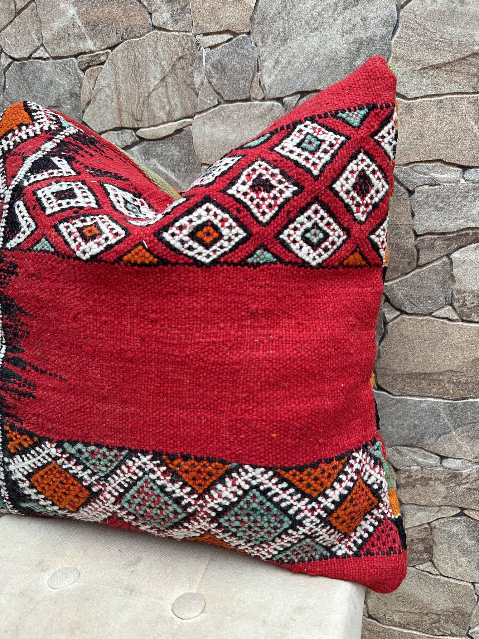 Vintage cushion cover in Berber kilim: Moroccan wool cushion.