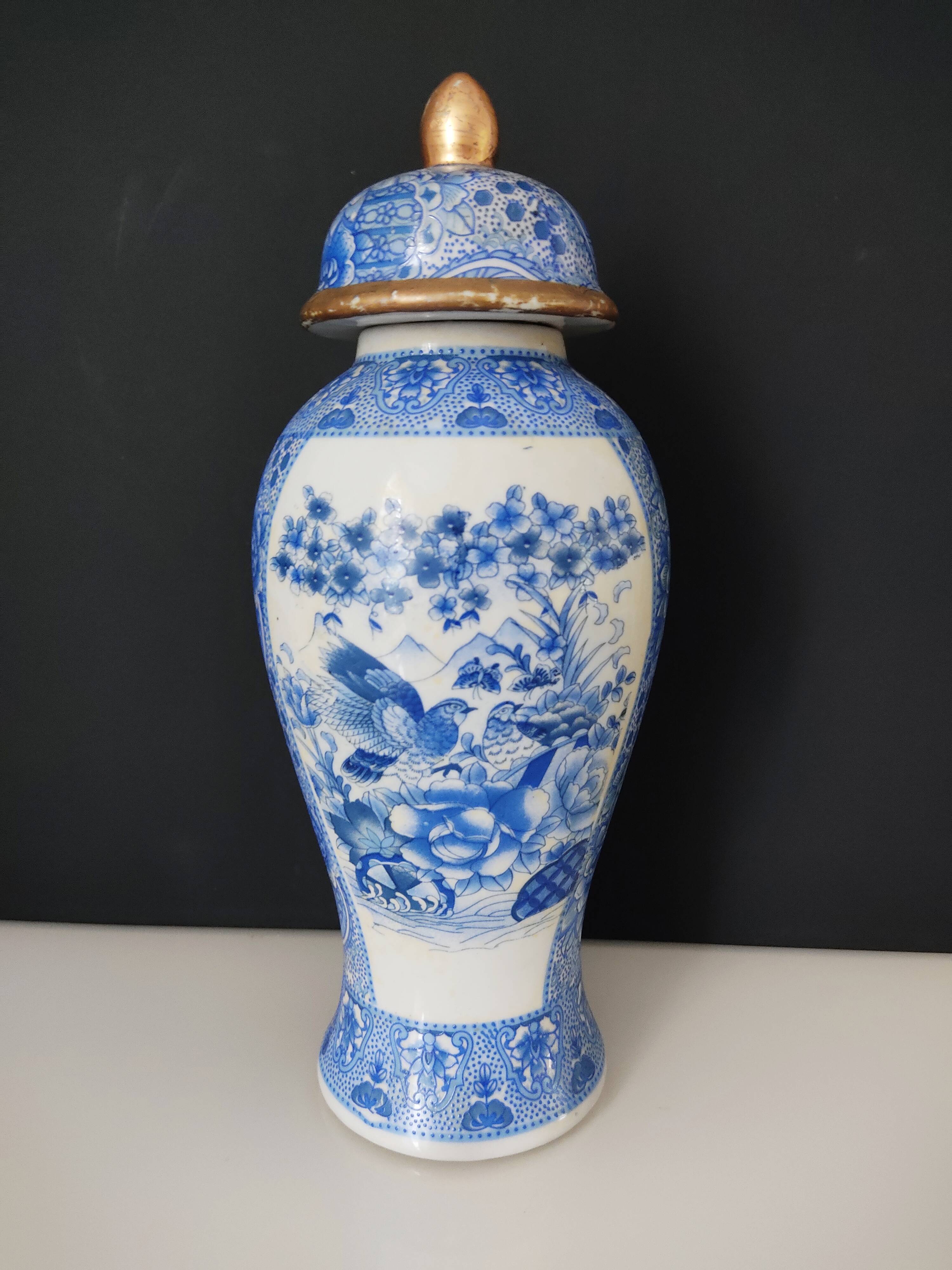 Covered vase with printed Asian décor