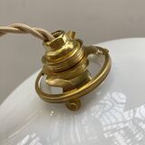 Paire de suspensions en opaline blanche